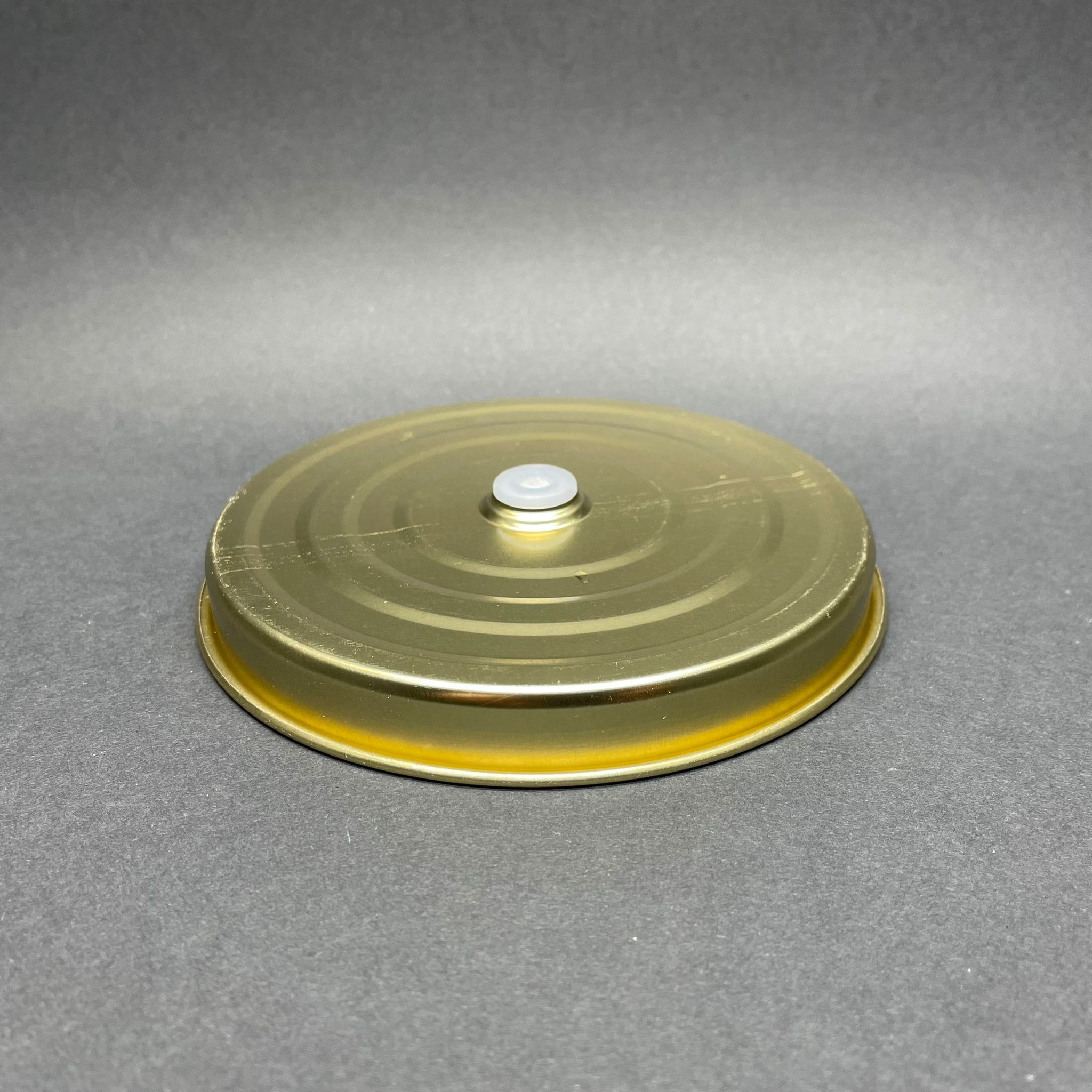 135 MM SİBOPLU TENEKE KAPAK - ZEYTİN TENEKESİ İÇİN SİBOPLU KAPAK (HAVAYI DIŞARI ATAR. SIVI İÇİNDE KALIR)