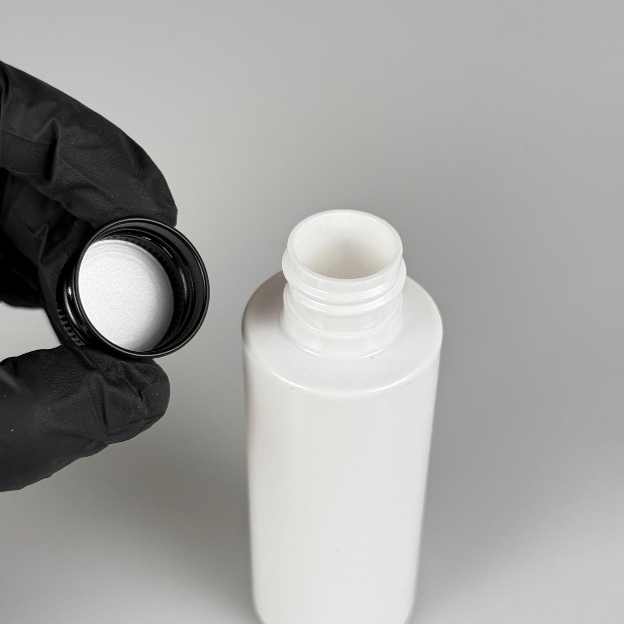 100 CC BEYAZ SİLİNDİR KESKİN KÜT MODEL SERT PET ŞİŞE ( 17 GR - 24 AĞIZ ) + KÖPÜK CONTALI SİYAH METAL ALÜMİNYUM KAPAK TAKIM - 100 ML KAPAKLI BEYAZ PLASTİK ŞİŞELER