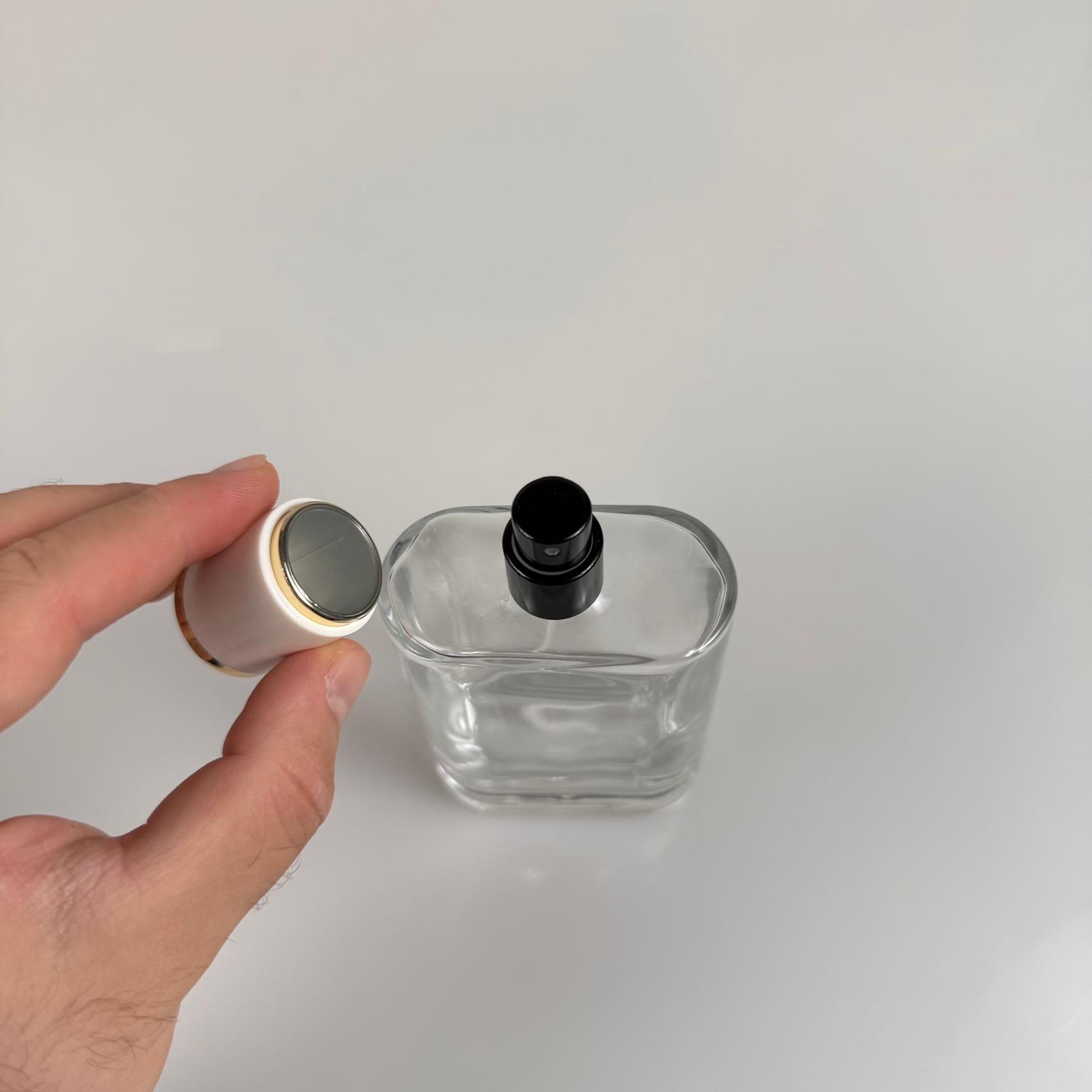 100 ML YASSI MODEL CEO PARFÜM ŞİŞESİ - SİYAH METAL SPREYLİ + GOLD BEYAZ KAPAKLI (AĞIZ 15 MM GEÇME KOLAY KAPAMA)