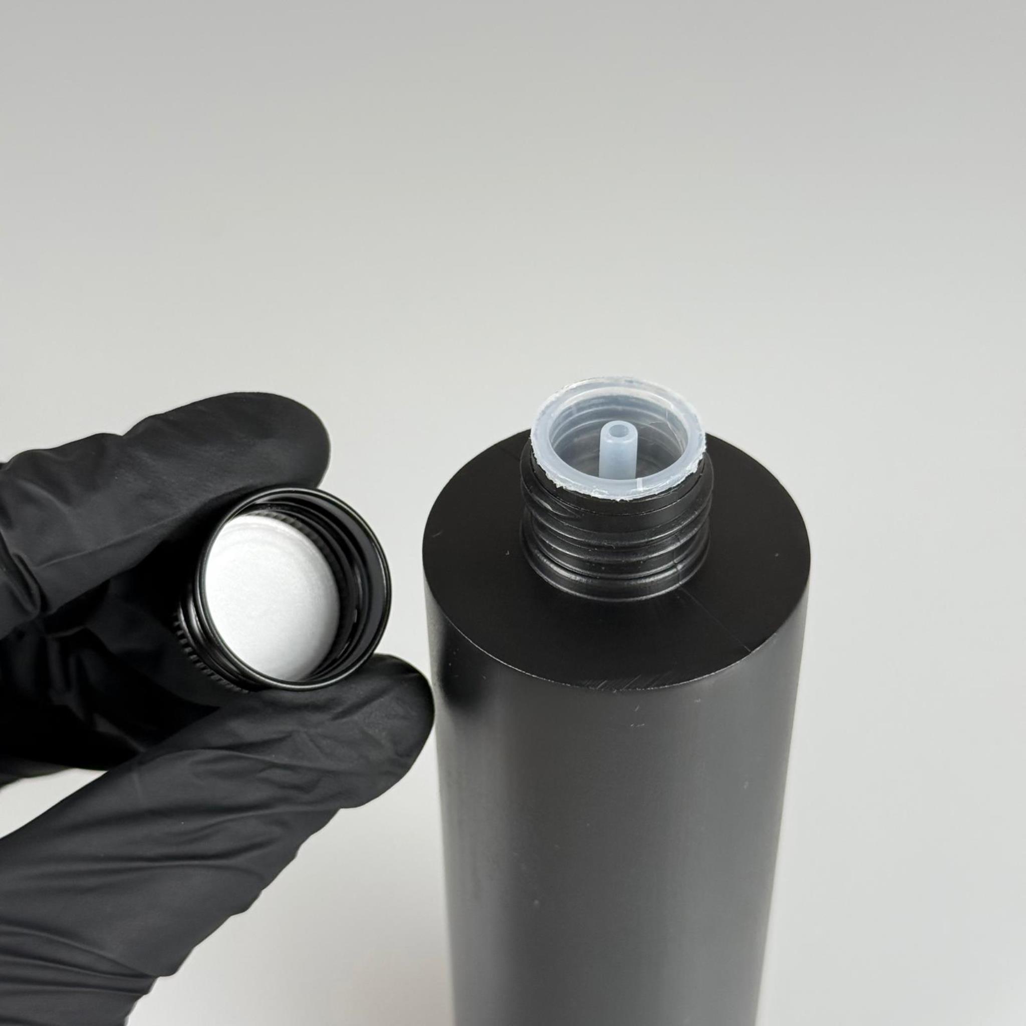 250 CC SİYAH SİLİNDİR MODEL MAT SERT POLİETİLEN ASETON ŞİŞESİ (24 AĞIZ) + KÖPÜK CONTALI SİYAH METAL ALÜMİNYUM KAPAK + KOLONYA TIPALI TAKIM - 250 ML KAPAKLI POLİETİLEN ŞİŞELER