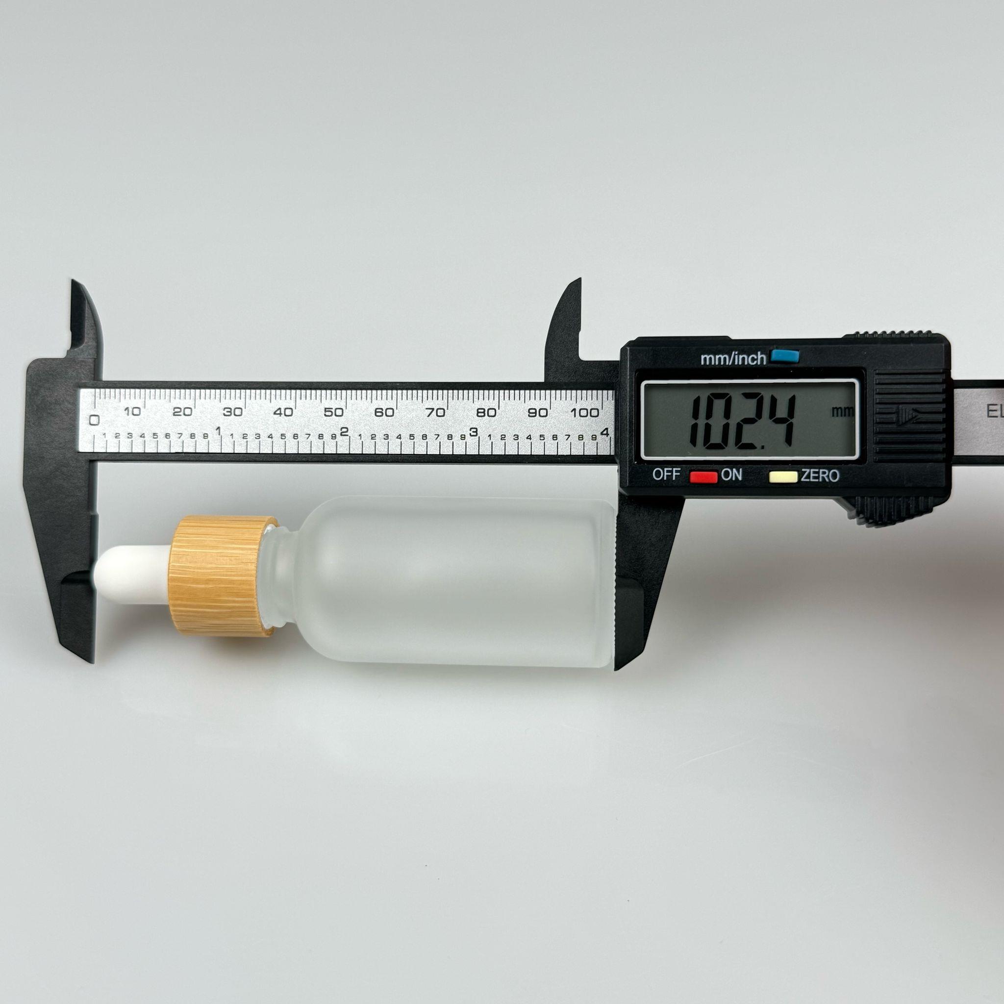 30 CC BUZLU CAM DAMLALIKLI ŞİŞE - BEYAZ EMZİK - BAMBU AHŞAP KAPAK - 30 ML BAMBU KAPAKLI CAM DAMLALIKLI ŞİŞE
