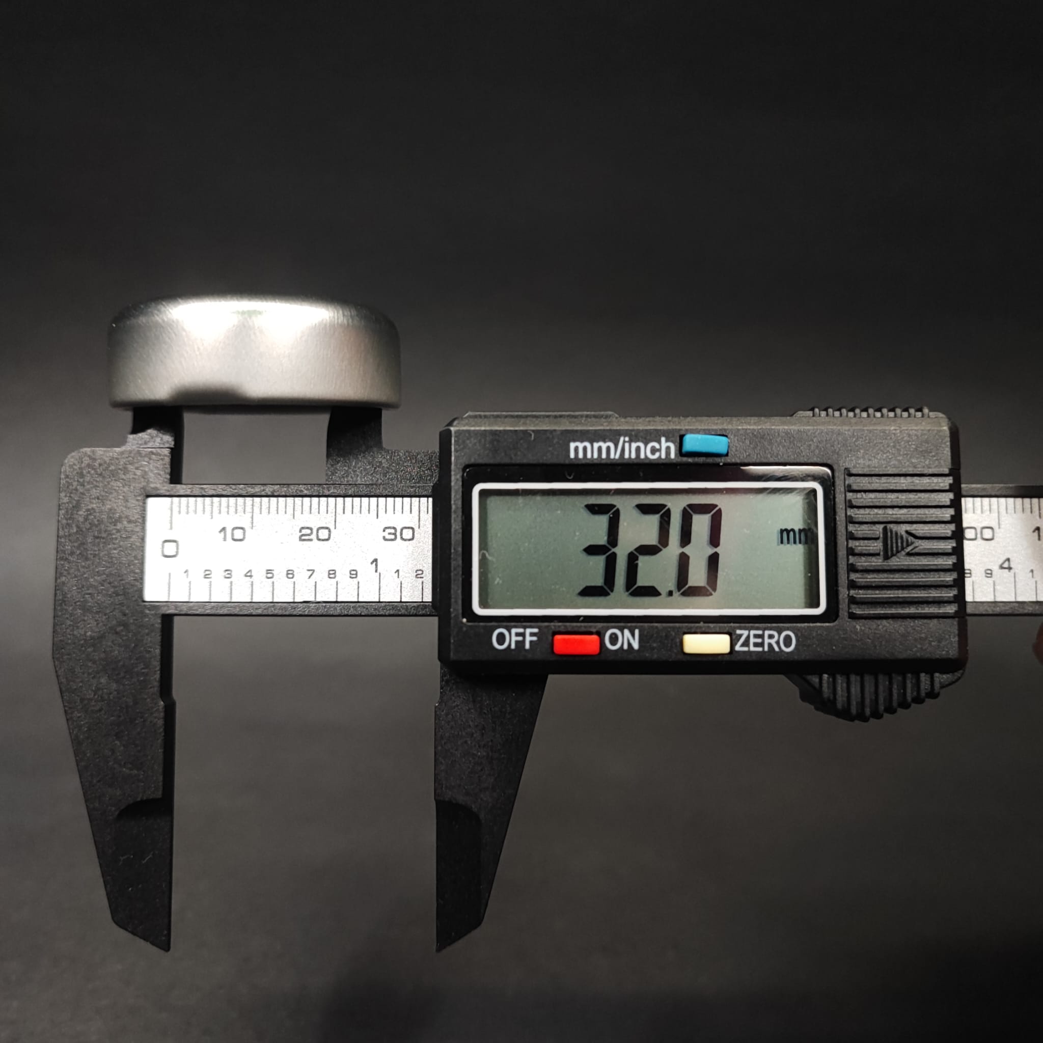 100 CC CAM ŞİŞE ŞİŞE (SİLME 133 CC ÇİZGİYE KADAR 90 CC) - GÜMÜŞ METAL KAPAKLI (SICAK DOLUMA, KONSERVEYE UYGUN) - 100 ML GENİŞ AĞIZLI CAM ŞİŞE