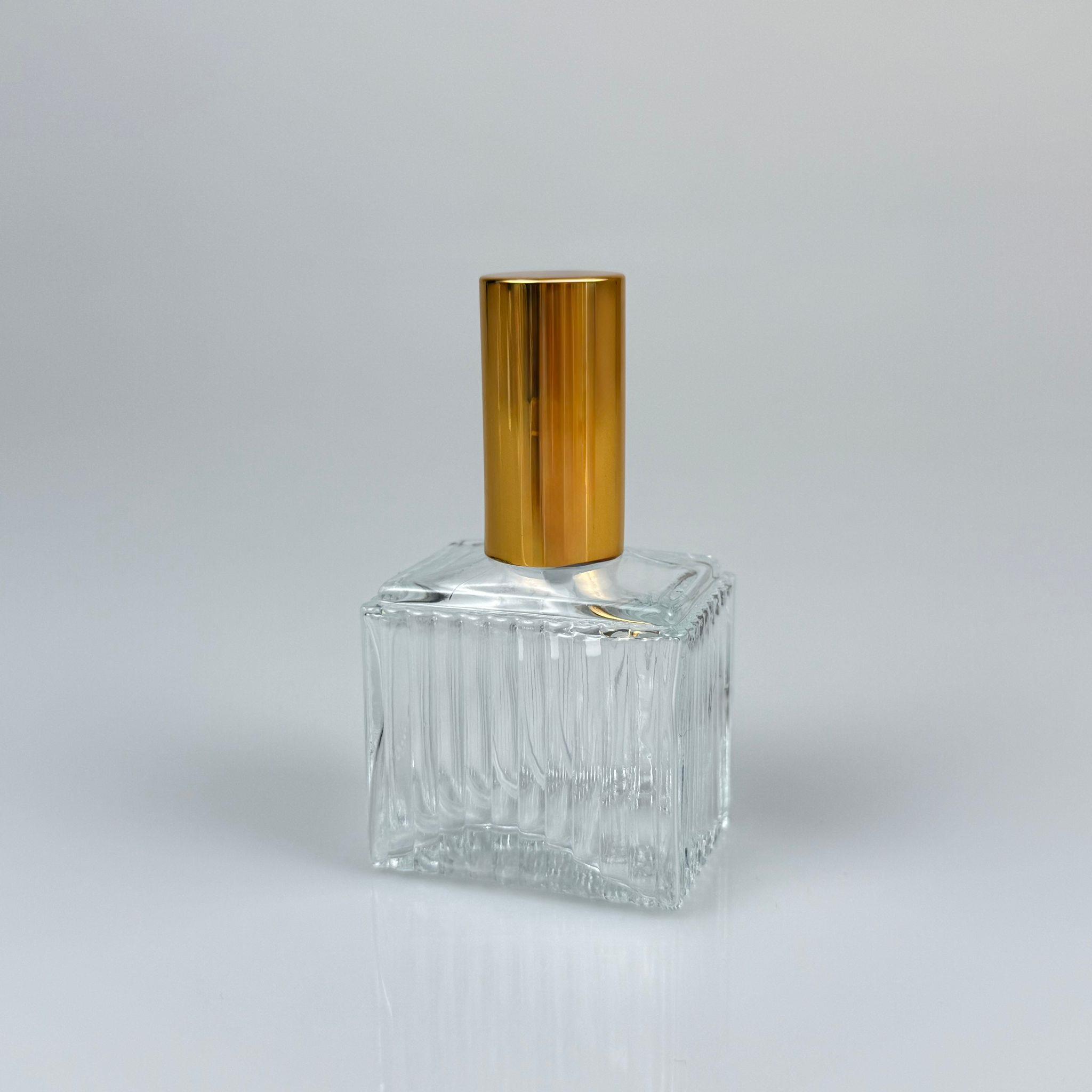 50 CC KÖŞELİ DESENLİ ÇİZGİLİ CAM ŞİŞE - VİDALI GOLD SPREYLİ PARFÜM KOLONYA ŞİŞESİ TAKIM - 50 ML PRESTİJLİ ŞİŞE