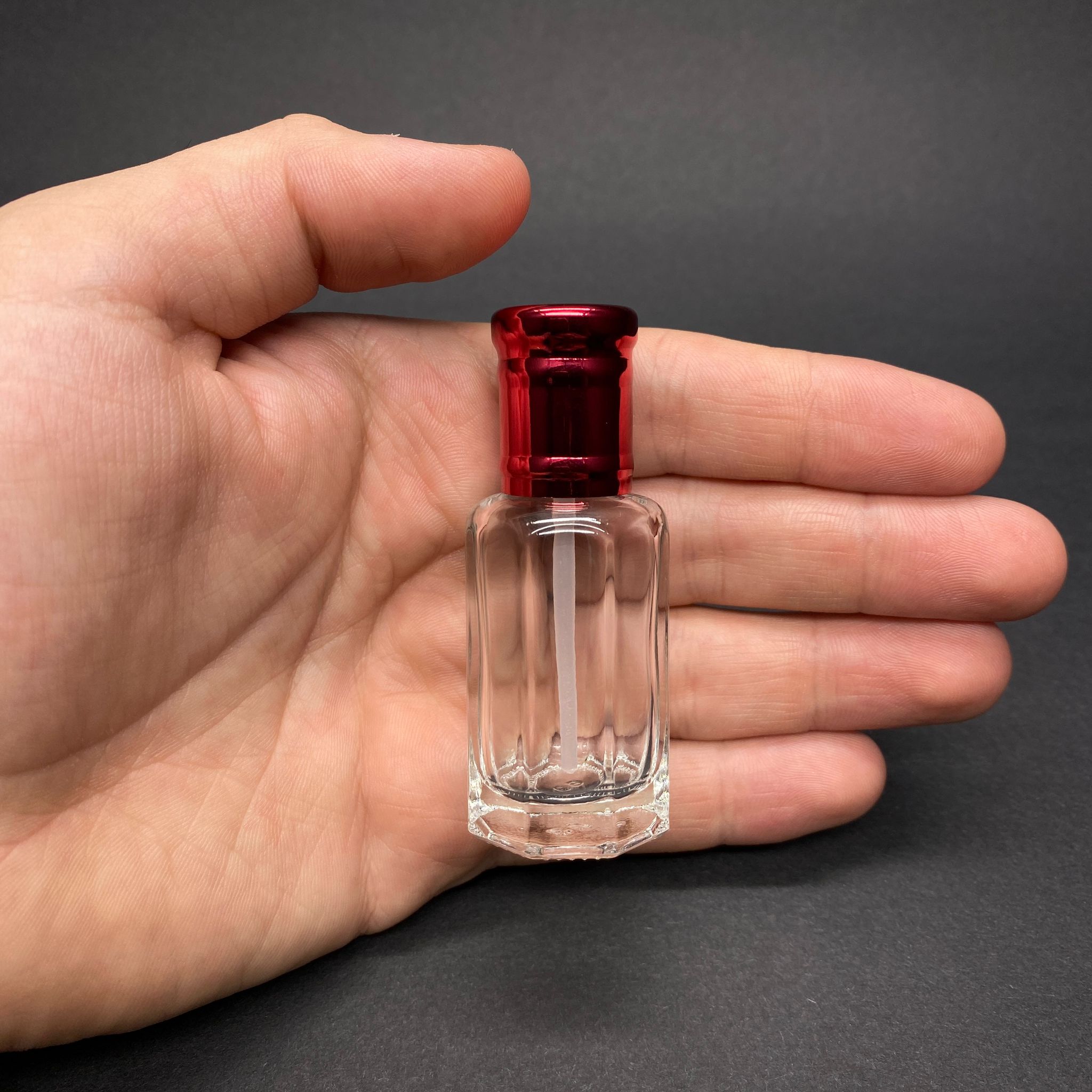 12 CC ÇUBUKLU ESANS ŞİŞESİ -  HACI MİSİ , AROMATİK YAĞ , KOKU , PARFÜM İÇİN SÜRÜLEBİLİR 12 ML CAM ŞİŞE - KIRMIZI KAPAKLI