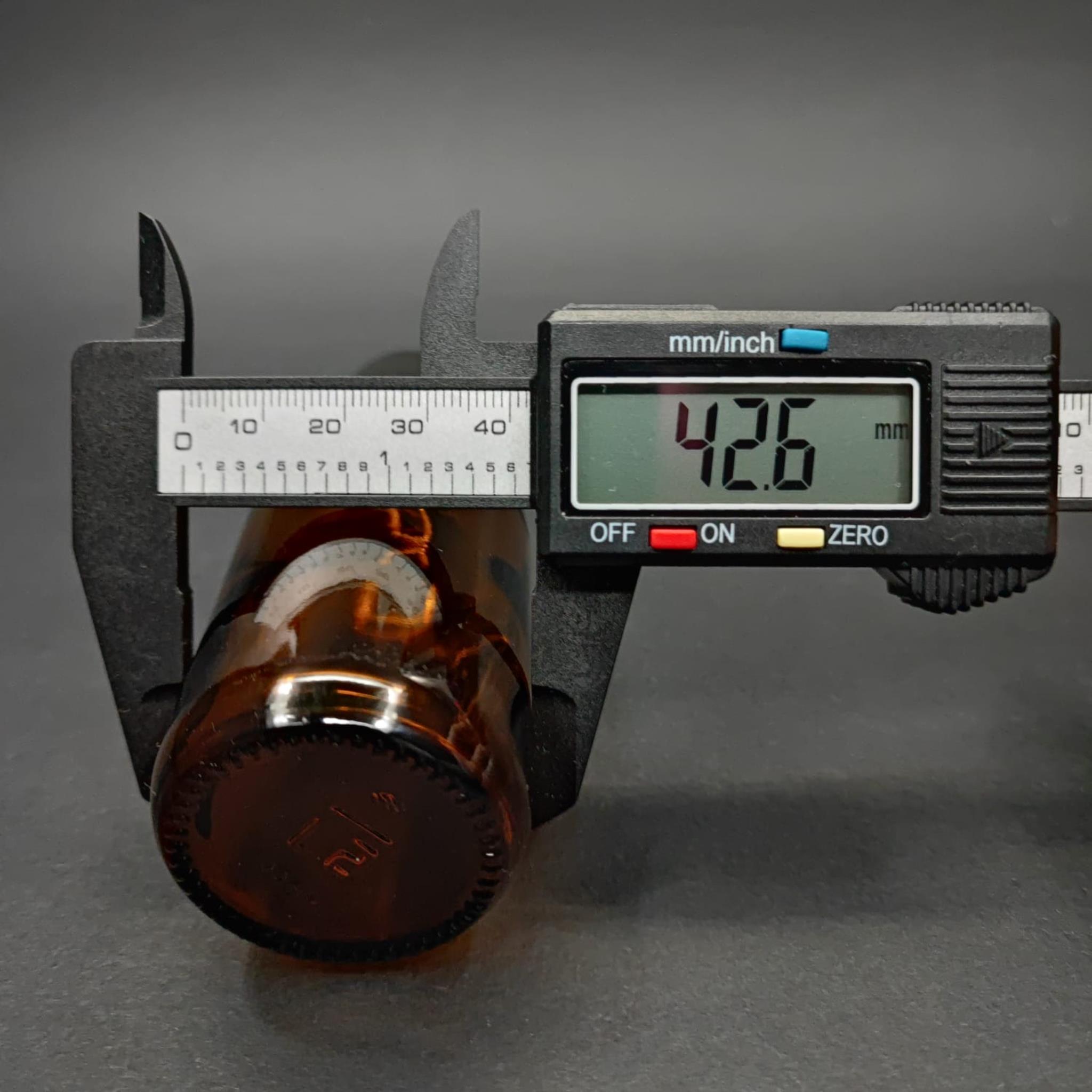 75 ML DOLUMU KOLAY, GENİŞ AĞIZLI İÇTEN DAMLALIKLI ŞİŞE (25 MM AĞIZ)  - 75 CC SİYAH CONTALI KAPAKLI İÇTEN DAMLALIKLI CAM ECZA ŞİŞESİ - AMBER KAHVERENGİ