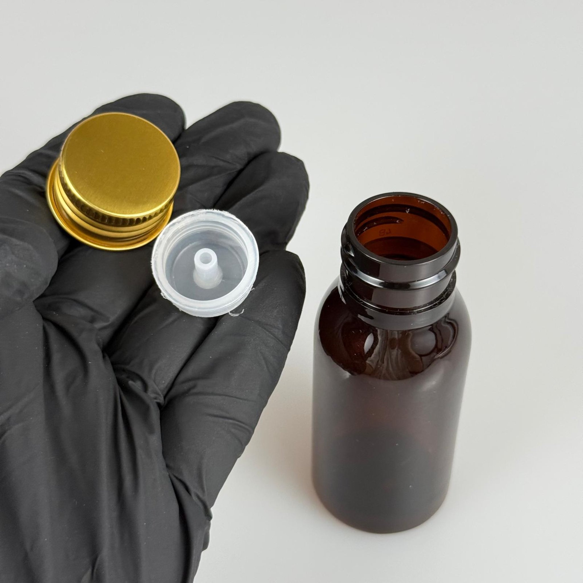 50 CC AMBER SERT MODEL PET ŞİŞE (24 AĞIZ) + KÖPÜK CONTALI GOLD METAL ALÜMİNYUM KAPAK + KOLONYA TIPALI TAKIM - 50 ML KAPAKLI KAHVERENGİ PLASTİK ŞİŞELER