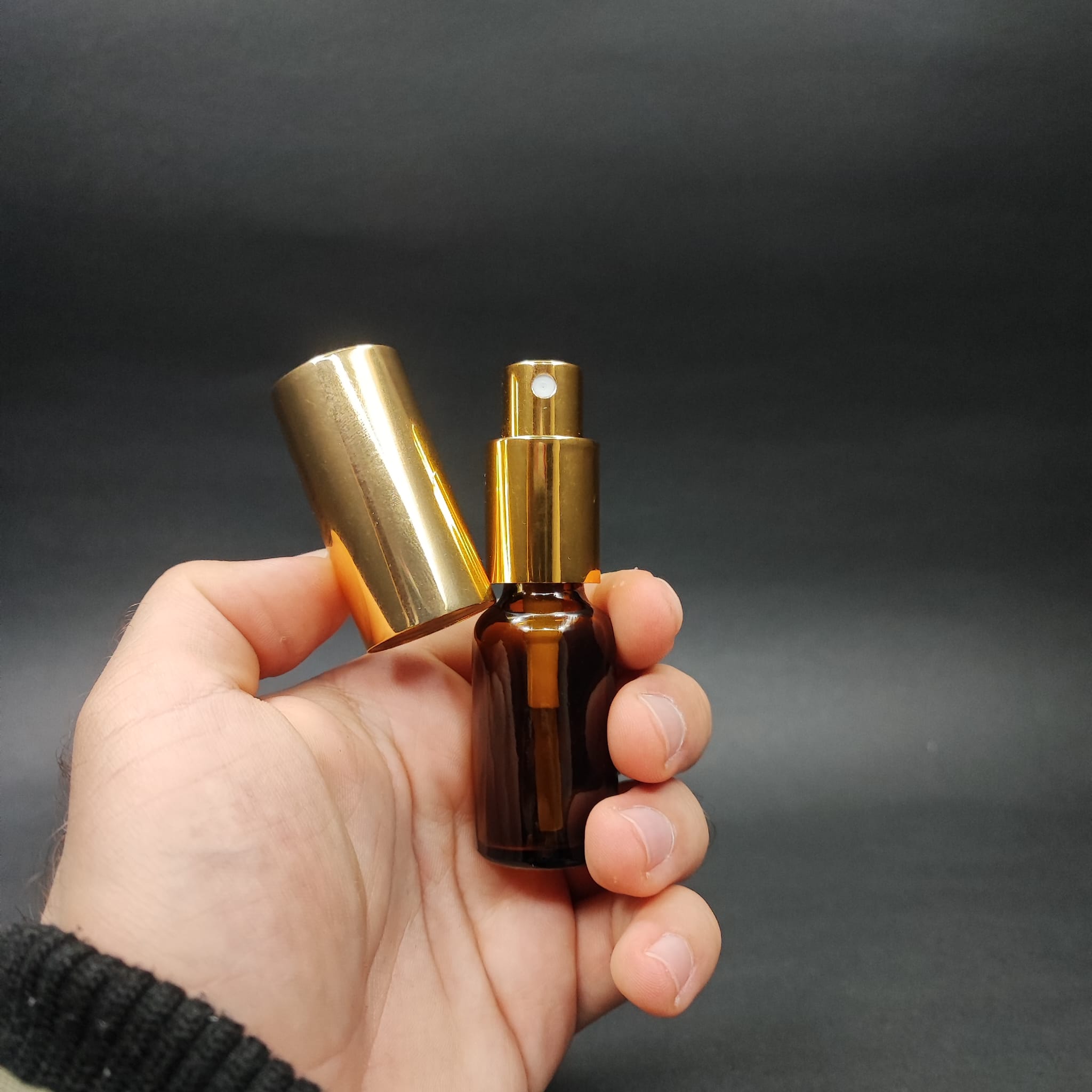 10 ML LÜKS VİDALI VALF ÇEVİRME PARFÜM ŞİŞELERİ - 10 CC AMBER CAM ŞİŞE - GOLD METAL SPREYLİ KAPAKLI SET