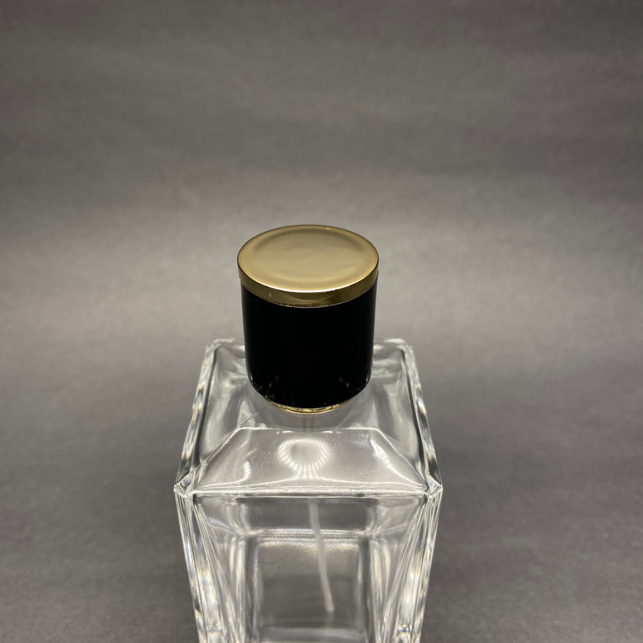 100 ML KÖŞELİ KONİK MODEL PRİZMA PARFÜM ŞİŞESİ - SİYAH METAL SPREYLİ + GOLD SİYAH KAPAKLI (AĞIZ 15 MM GEÇME KOLAY KAPAMA)