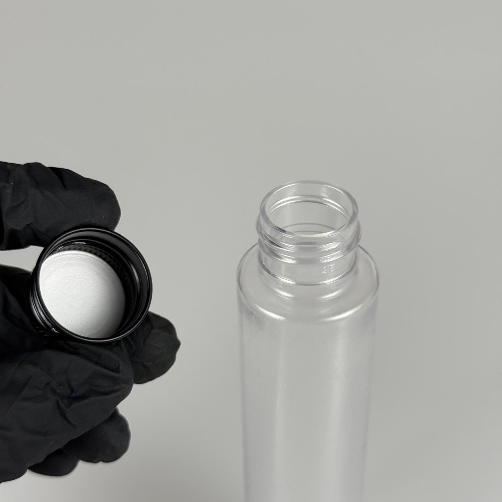 100 CC UZUN SİLİNDİR BUĞULU PET ŞİŞE ( 24 GR - 24 AĞIZ ) + KÖPÜK CONTALI SİYAH METAL ALÜMİNYUM KAPAK TAKIM - 100 ML BİBERİYE SUYU, LAVANTA YAĞI, SAÇ SERUM, TONİK VB İÇİN PLASTİK KOZMETİK AMBALAJLARI