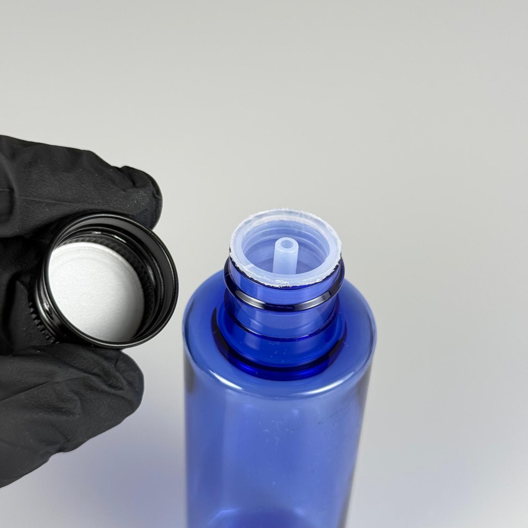 100 CC MAVİ SİLİNDİR KESKİN KÜT MODEL SERT PET ŞİŞE (17 GR - 24 AĞIZ ) + KÖPÜK COMTALI SİYAH METAL ALÜMİNYUM KAPAK + KOLONYA TIPALI TAKIM - 100 ML KAPAKLI MAVİ PET ŞİŞELER