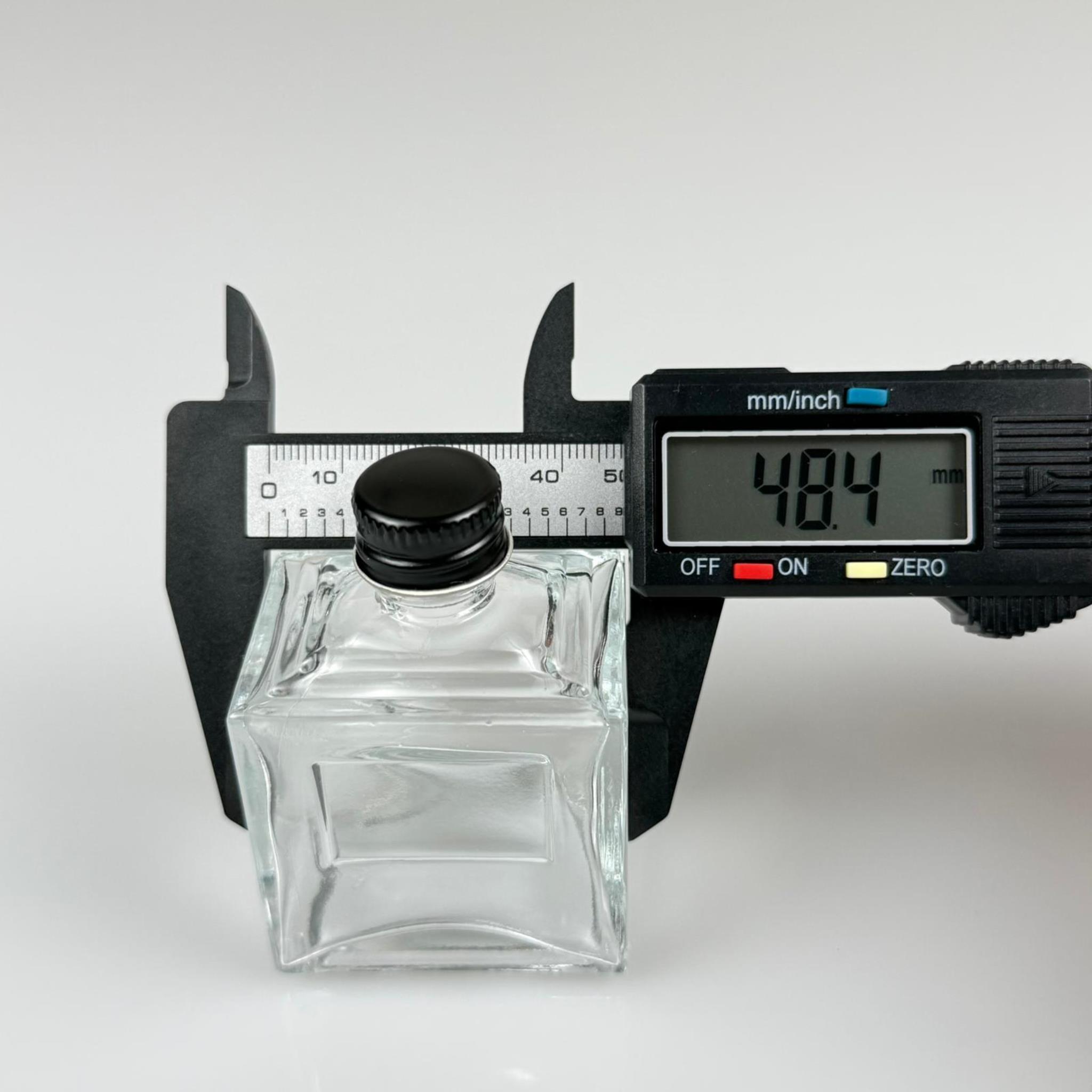 50 CC KÖŞELİ PRİZMA CAM ŞİŞE - GÜMÜŞ METAL KAPAKLI KOLONYA TIPALI - 50 ML PRESTİJLİ ŞİŞE