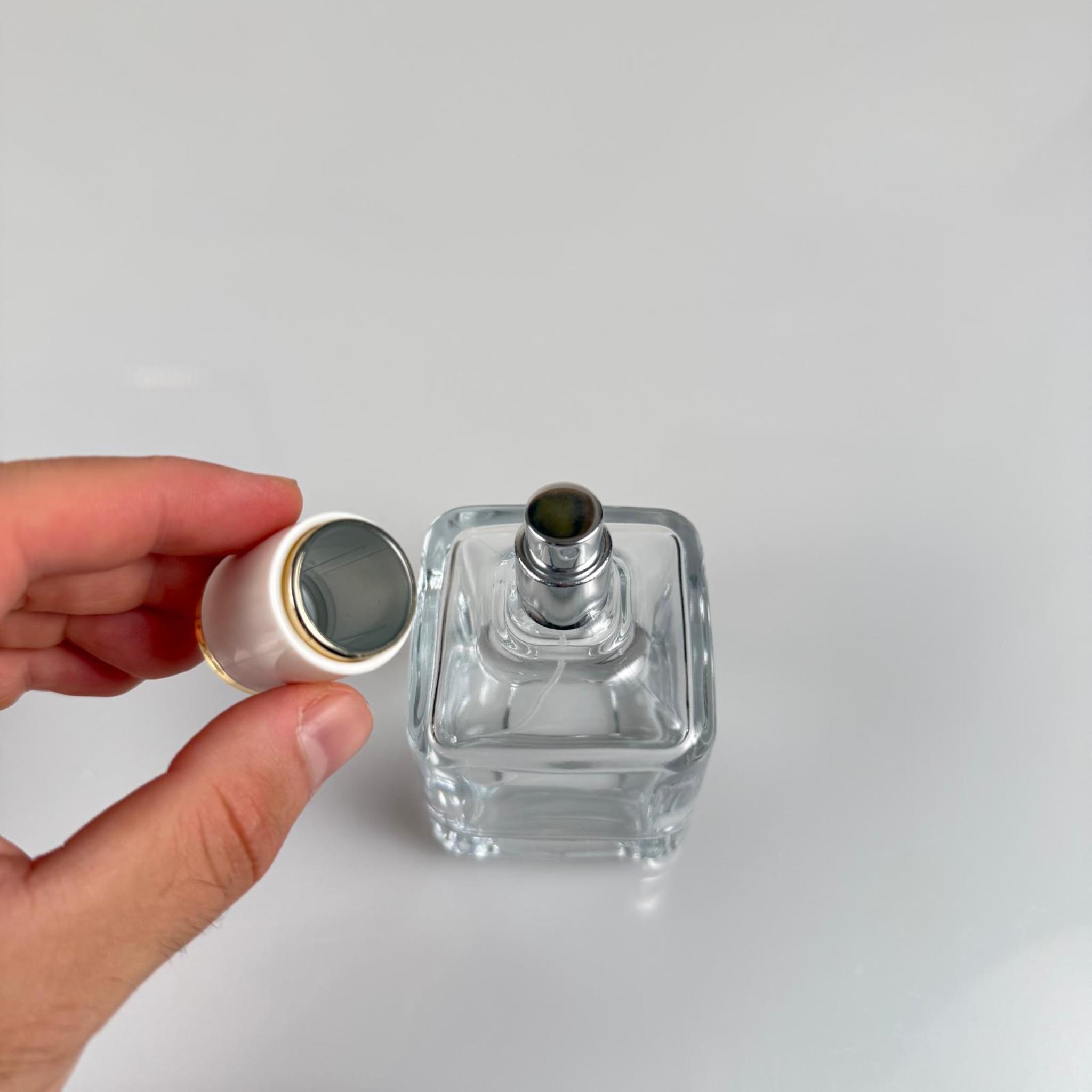 100 ML KARE MODEL LURA PARFÜM ŞİŞESİ - GÜMÜŞ METAL SPREYLİ + GOLD BEYAZ KAPAKLI (AĞIZ 15 MM GEÇME KOLAY KAPAMA)