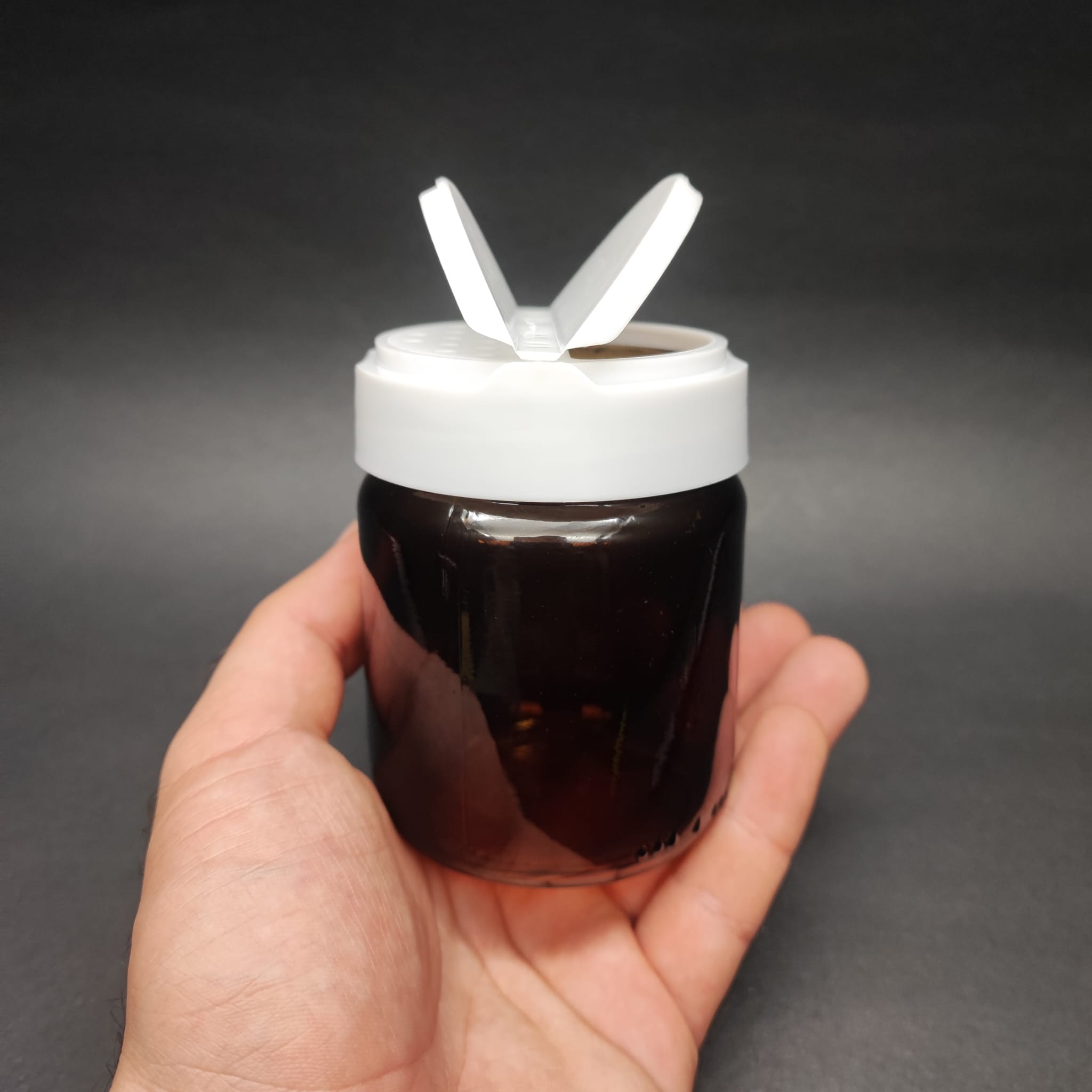 210 CC AMBER CAM BAHARAT KAVANOZU - BEYAZ FLİPTOP BAHARAT KAPAKLI + SIZDIRMAZ KENDİNDEN YAPIŞKANLI KÖPÜK CONTALI -  toz kavanozu , baharat ambalajı , boş pudra şişesi . tuzluk , baharat düzenleyici set için kavanoz