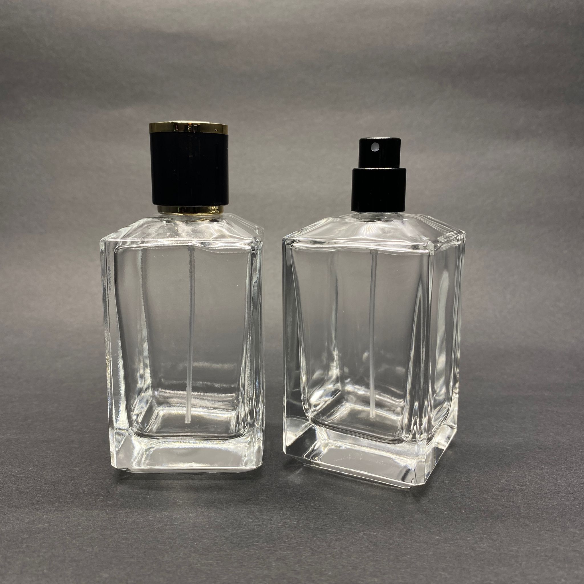 100 ML KÖŞELİ KONİK MODEL PRİZMA PARFÜM ŞİŞESİ - SİYAH METAL SPREYLİ + GOLD SİYAH KAPAKLI (AĞIZ 15 MM GEÇME KOLAY KAPAMA)