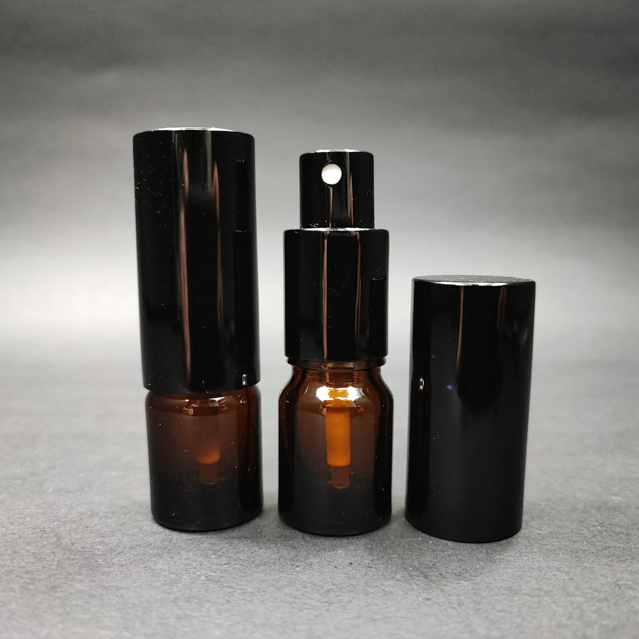 3 ML LÜKS VİDALI VALF ÇEVİRME PARFÜM ŞİŞELERİ - 3 CC AMBER CAM ŞİŞE - SİYAH METAL SPREYLİ KAPAKLI SET