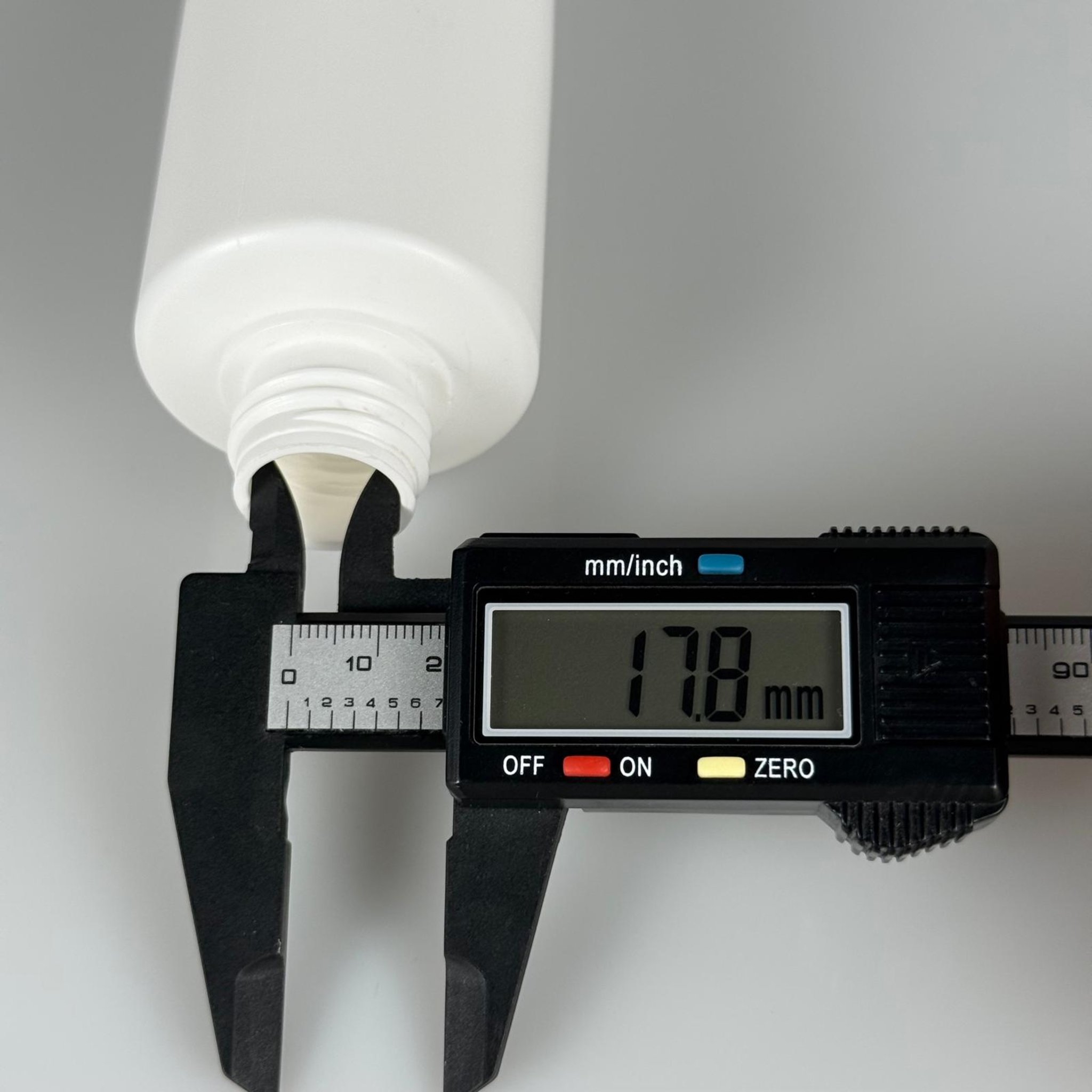 200 CC (SİLME 250 CC) BEYAZ SİLİNDİR MODEL MAT SERT POLİETİLEN ŞİŞE KAPAKSIZ (24 AĞIZ) - 200 ML BEYAZ PLASTİK ŞİŞE