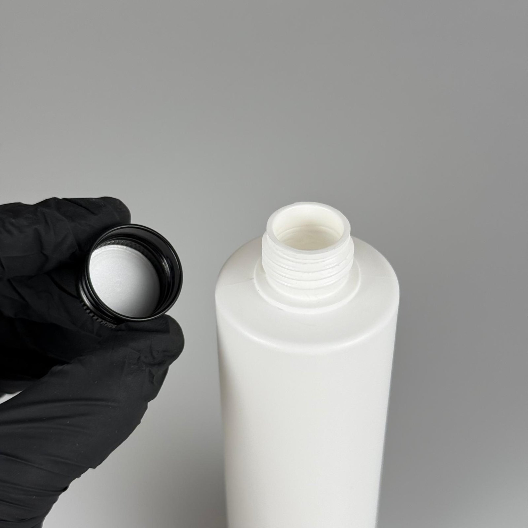 200 CC (SİLME 250 CC) BEYAZ SİLİNDİR MODEL MAT SERT POLİETİLEN ASETON ŞİŞESİ (24 AĞIZ) + KÖPÜK CONTALI SİYAH METAL ALÜMİNYUM KAPAKLI TAKIM - 200 ML KAPAKLI BEYAZ PLASTİK ŞİŞELER