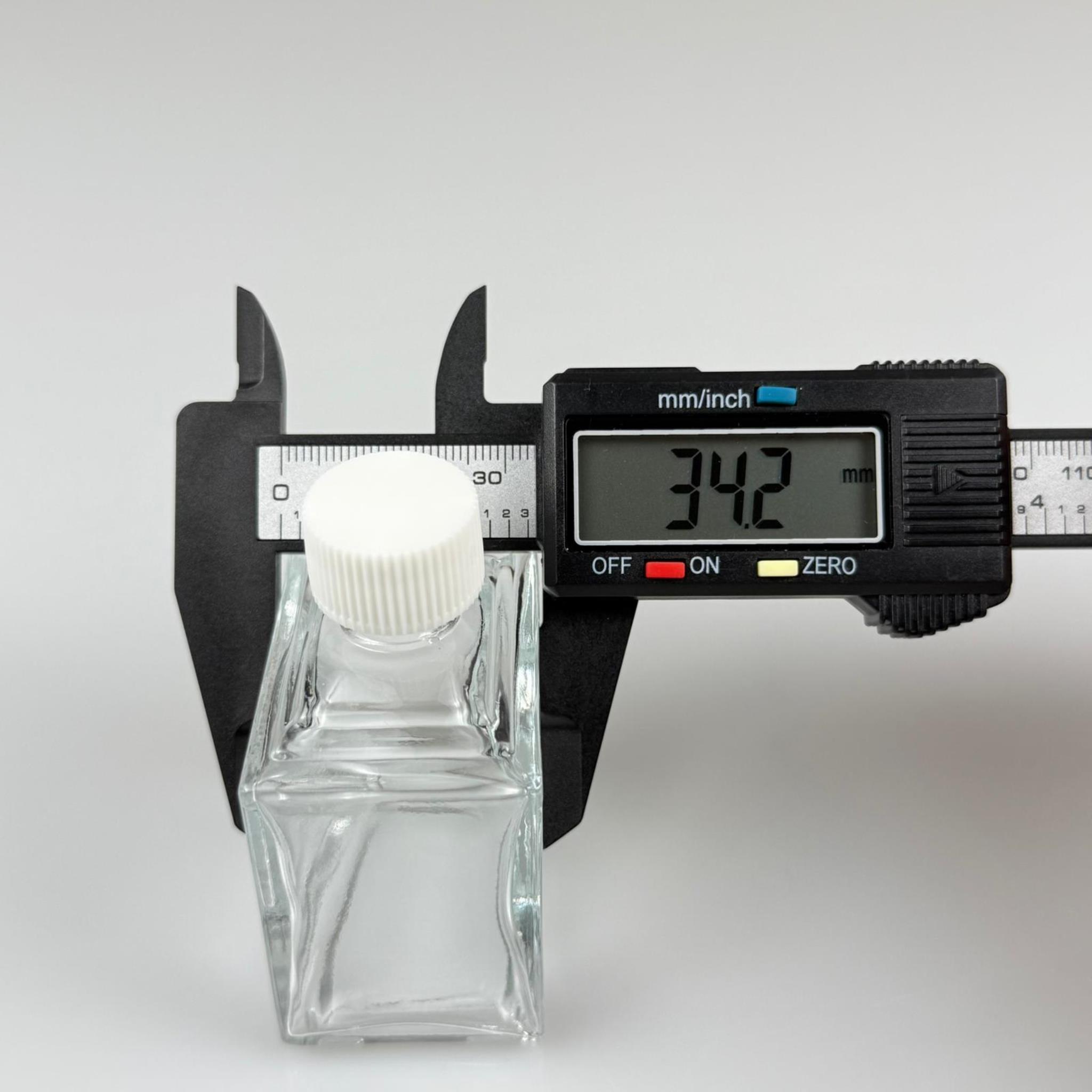 50 CC KÖŞELİ PRİZMA CAM ŞİŞE - BEYAZ PLASTİK KAPAKLI KOLONYA TIPALI - 50 ML PRESTİJLİ ŞİŞE
