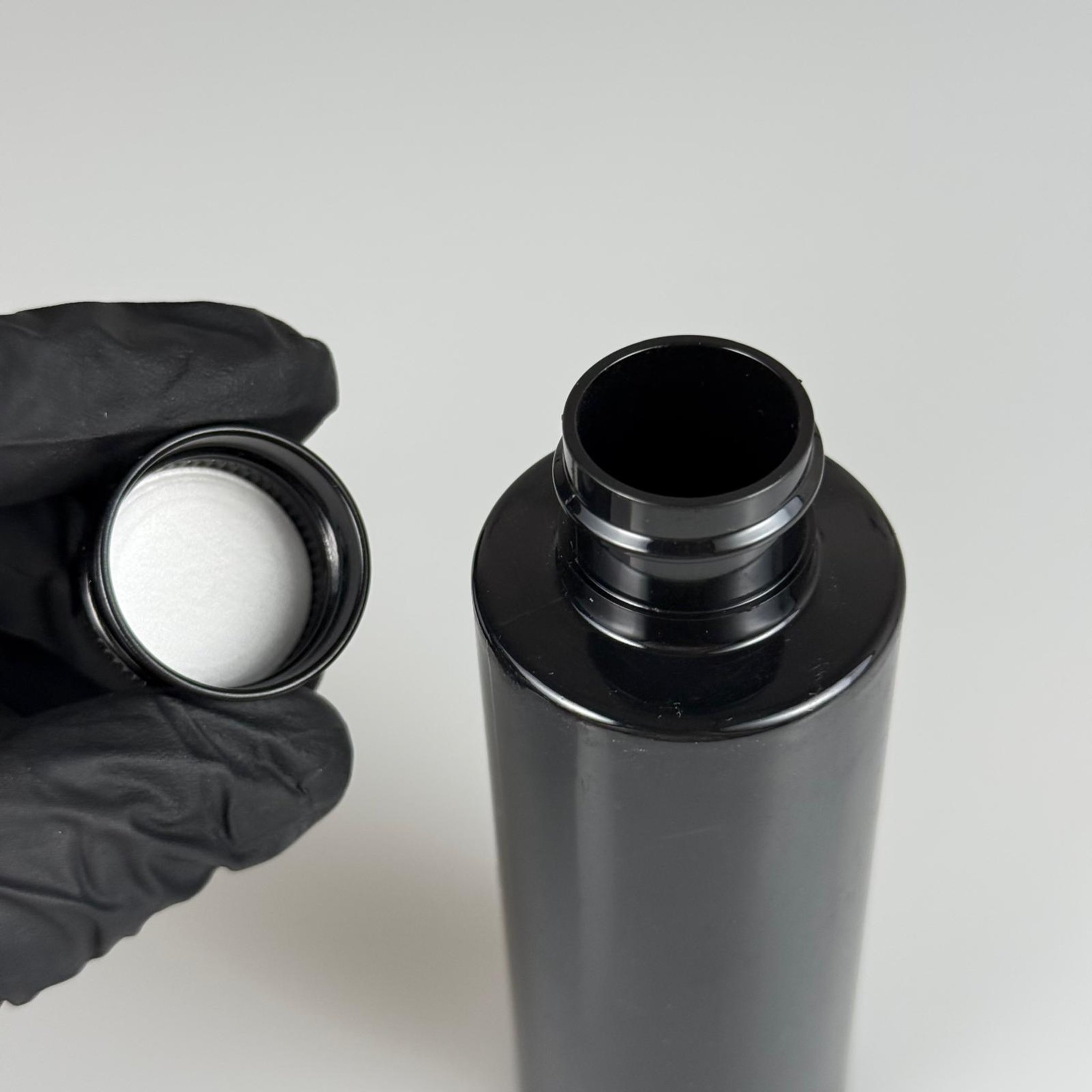 100 CC SİYAH SİLİNDİR KESKİN KÜT MODEL SERT PET ŞİŞE ( 17 GR - 24 AĞIZ ) + KÖPÜK CONTALI SİYAH METAL ALÜMİNYUM KAPAK TAKIM - 100 ML KAPAKLI SİYAH PLASTİK ŞİŞELER