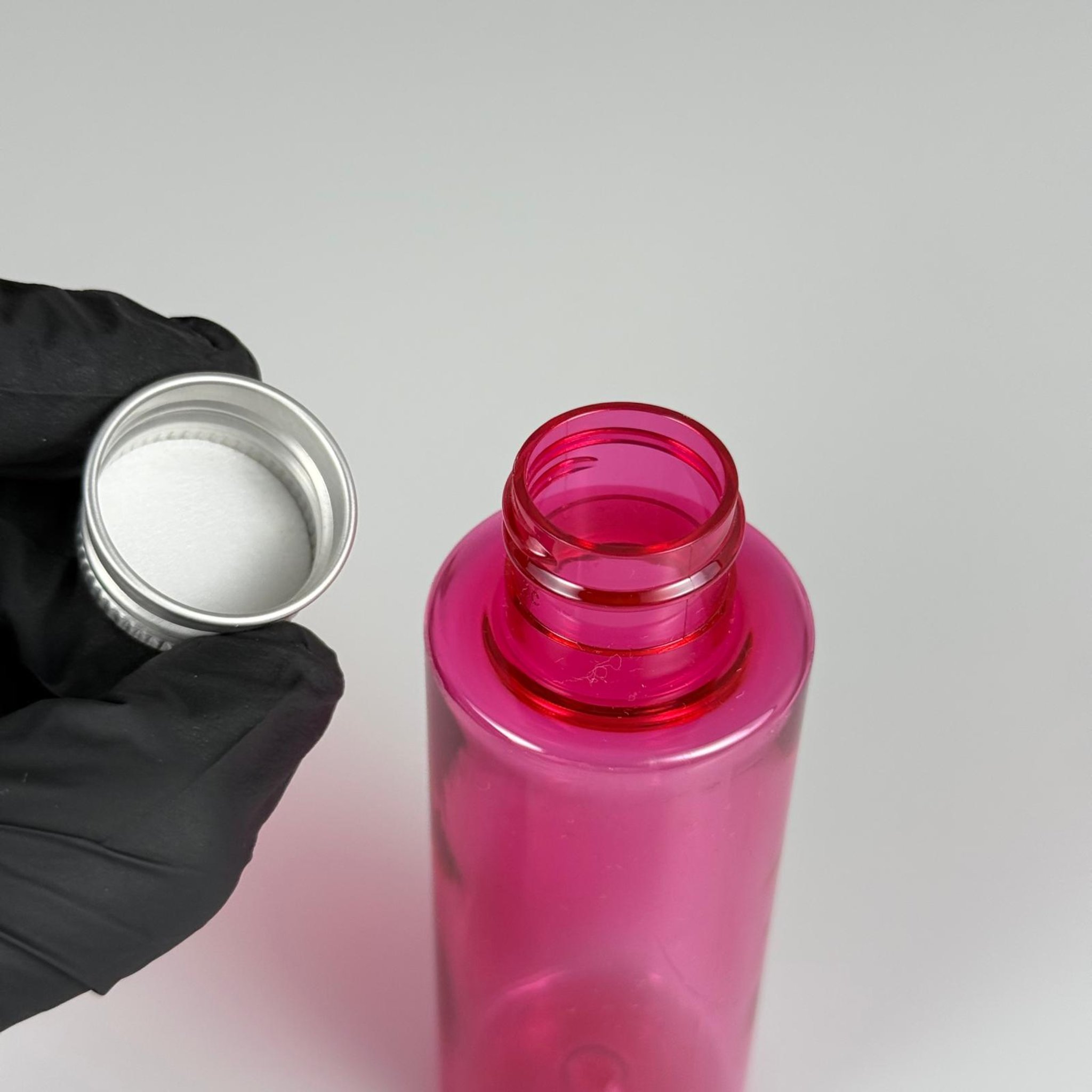 100 CC PEMBE SİLİNDİR KESKİN KÜT MODEL SERT PET ŞİŞE (17 GR - 24 AĞIZ ) + KÖPÜK CONTALI GÜMÜŞ METAL ALÜMİNYUM KAPAK TAKIM - 100 ML KAPAKLI PEMBE PET ŞİŞELER