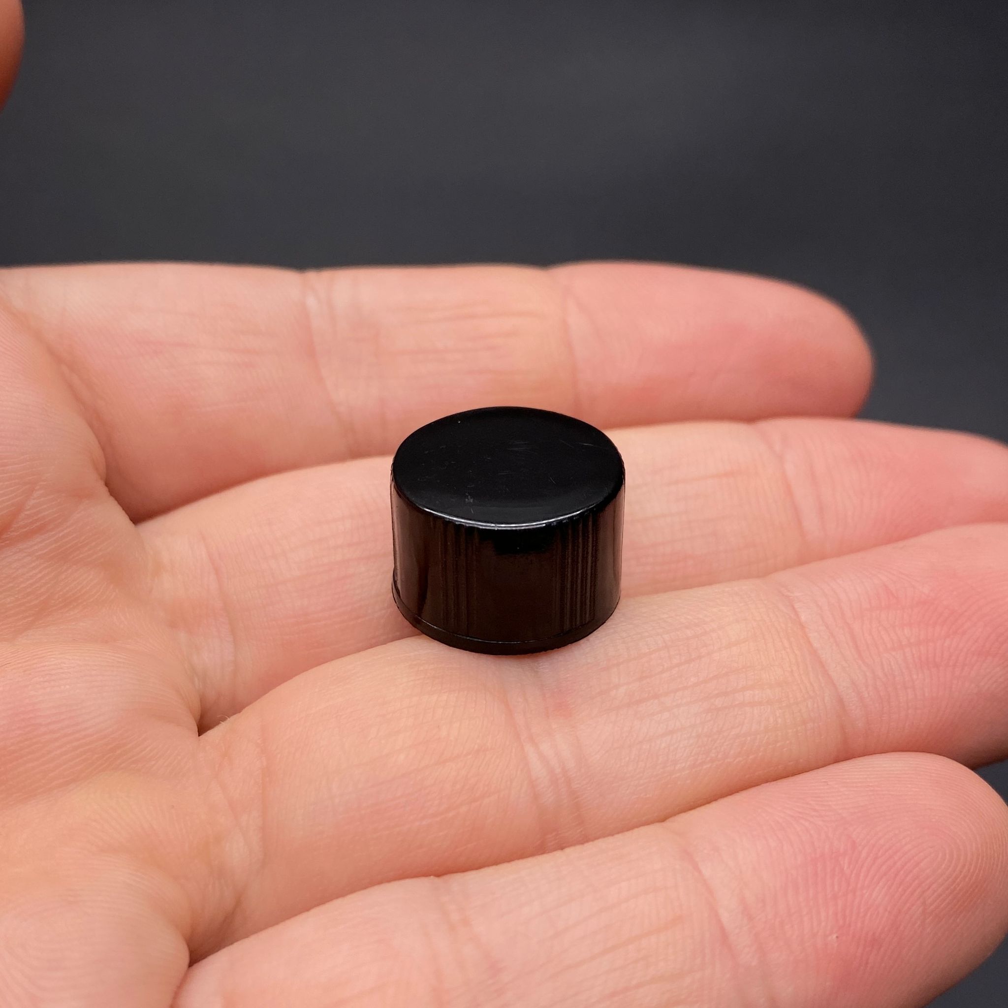 14 MM PLASTİK KAPAK SİYAH - KÖPÜK CONTALI