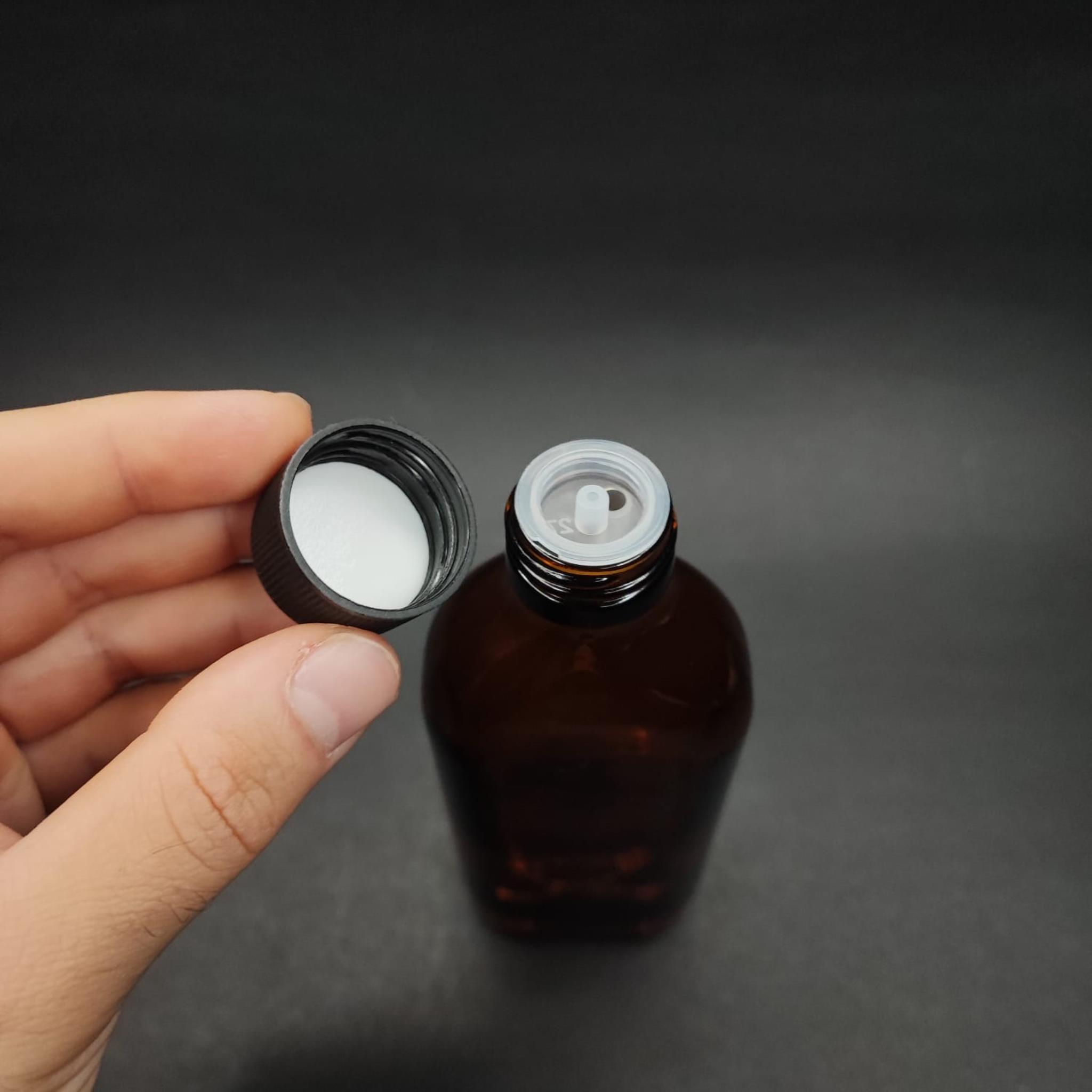 150 ML DOLUMU KOLAY, GENİŞ AĞIZLI İÇTEN DAMLALIKLI YASSI ŞİŞE (25 MM AĞIZ)  - 150 CC SİYAH CONTALI KAPAKLI İÇTEN DAMLALIKLI CAM ECZA ŞİŞESİ - AMBER KAHVERENGİ