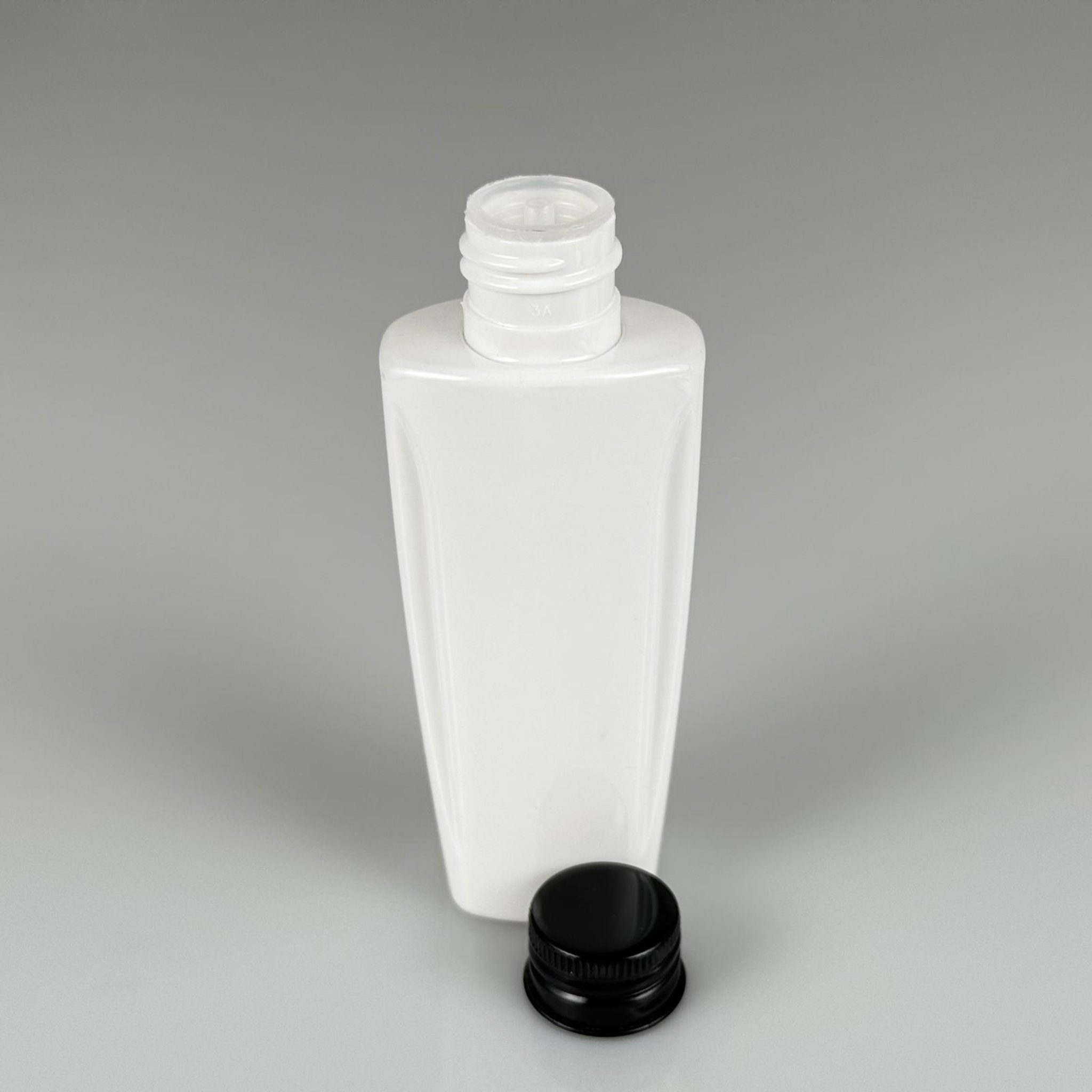 100 CC BEYAZ SERT PET ŞİŞE (LOREAL PARİS MODEL) 24 AĞIZ + KÖPÜK CONTALI SİYAH METAL ALÜMİNYUM KAPAK + KOLONYA TIPALI TAKIM - 100 ML KAPAKLI KOZMETİK PLASTİK ŞİŞELER