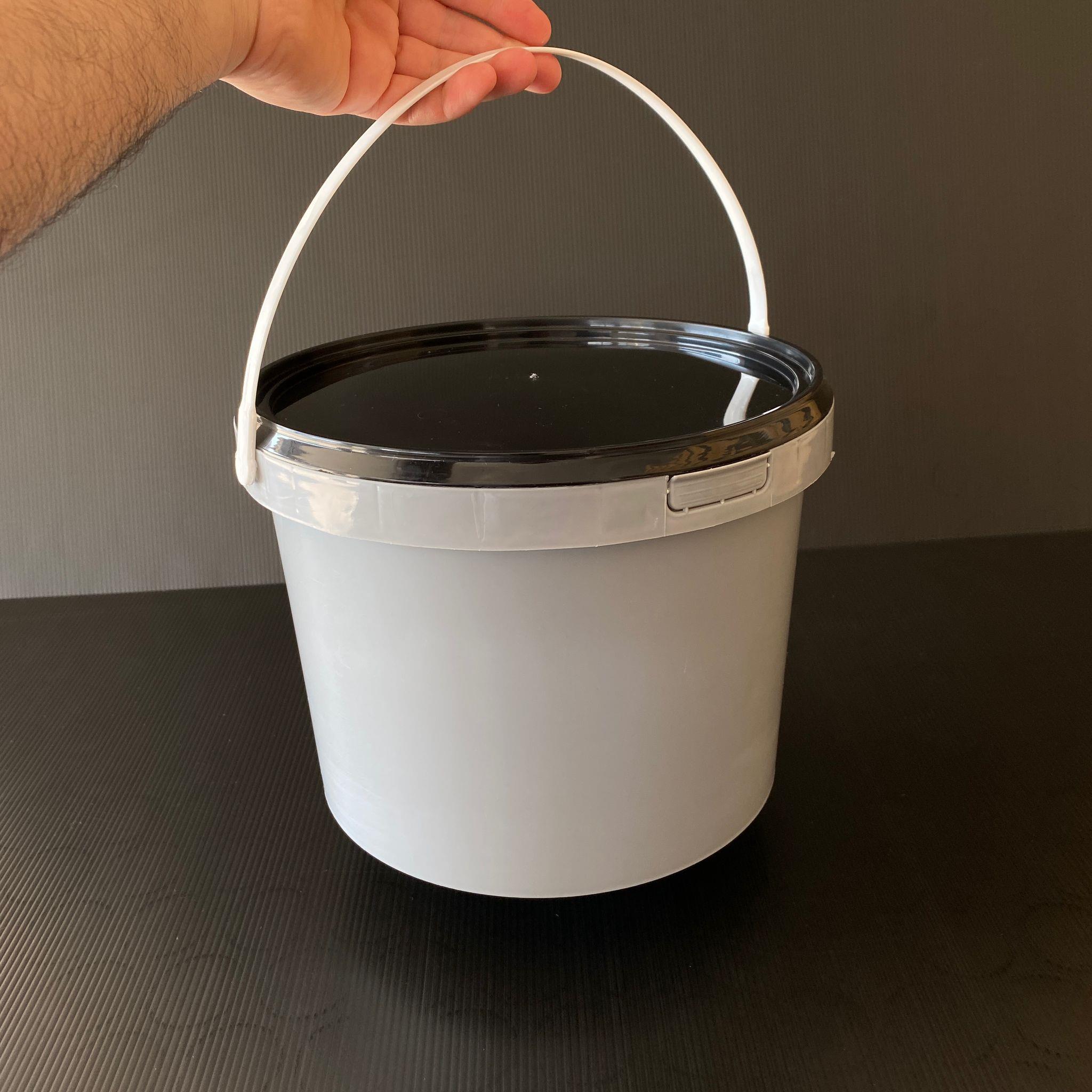 7,5 LİTRE PLASTİK KOVA - GRİ- 7,5 LT SAPLI GIDAYA UYGUN SIZDIRMAZ KİLİTLİ SİYAH KAPAKLI KOVA - BAL KOVASI, YOĞURT KOVASI, KİMYASAL KOVASI, BOYA KOVASI, TAHİN PEKMEZ KOVASI, ZEYTİN KOVASI VB ALANLARDA KULLANILABİLİR.