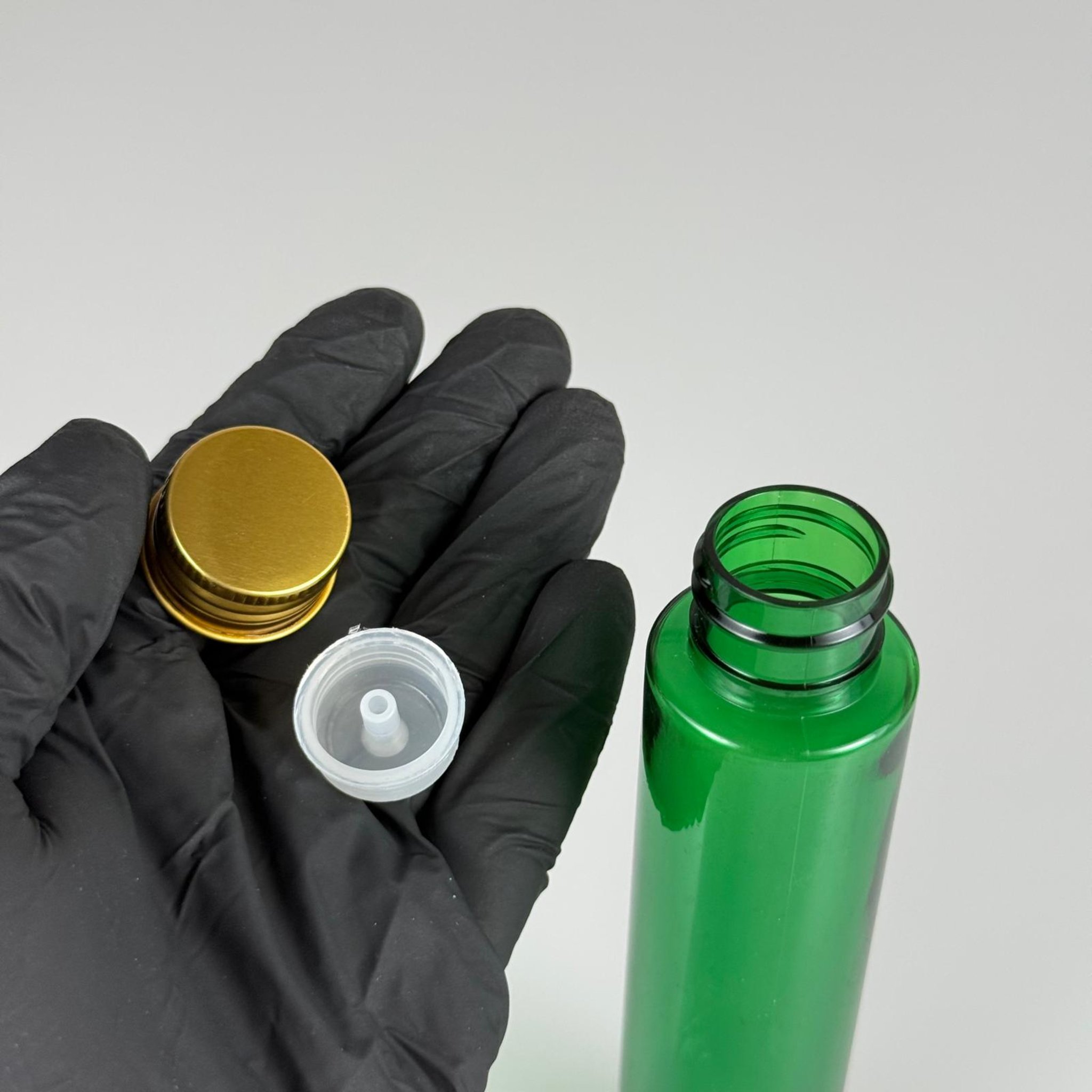 100 CC UZUN SİLİNDİR YEŞİL PET ŞİŞE (24 GR - 24 AĞIZ ) + KÖPÜK CONTALI GOLD METAL ALÜMİNYUM KAPAK + KOLONYA TIPALI TAKIM - 100 ML BİBERİYE SUYU, LAVANTA YAĞI, SAÇ SERUM, TONİK VB İÇİN PLASTİK KOZMETİK AMBALAJLARI