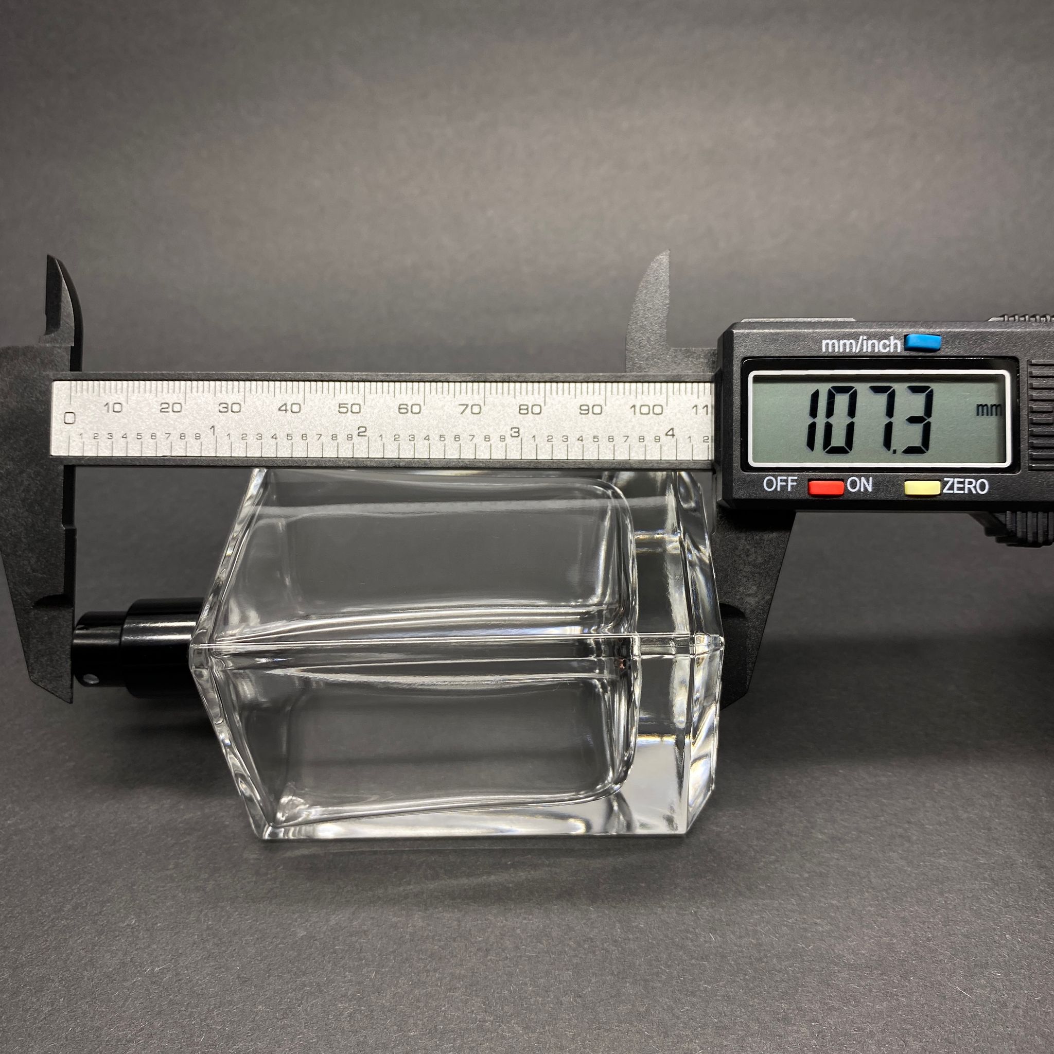 100 ML KÖŞELİ KONİK MODEL PRİZMA PARFÜM ŞİŞESİ - SİYAH METAL SPREYLİ (AĞIZ 15 MM GEÇME KOLAY KAPAMA)