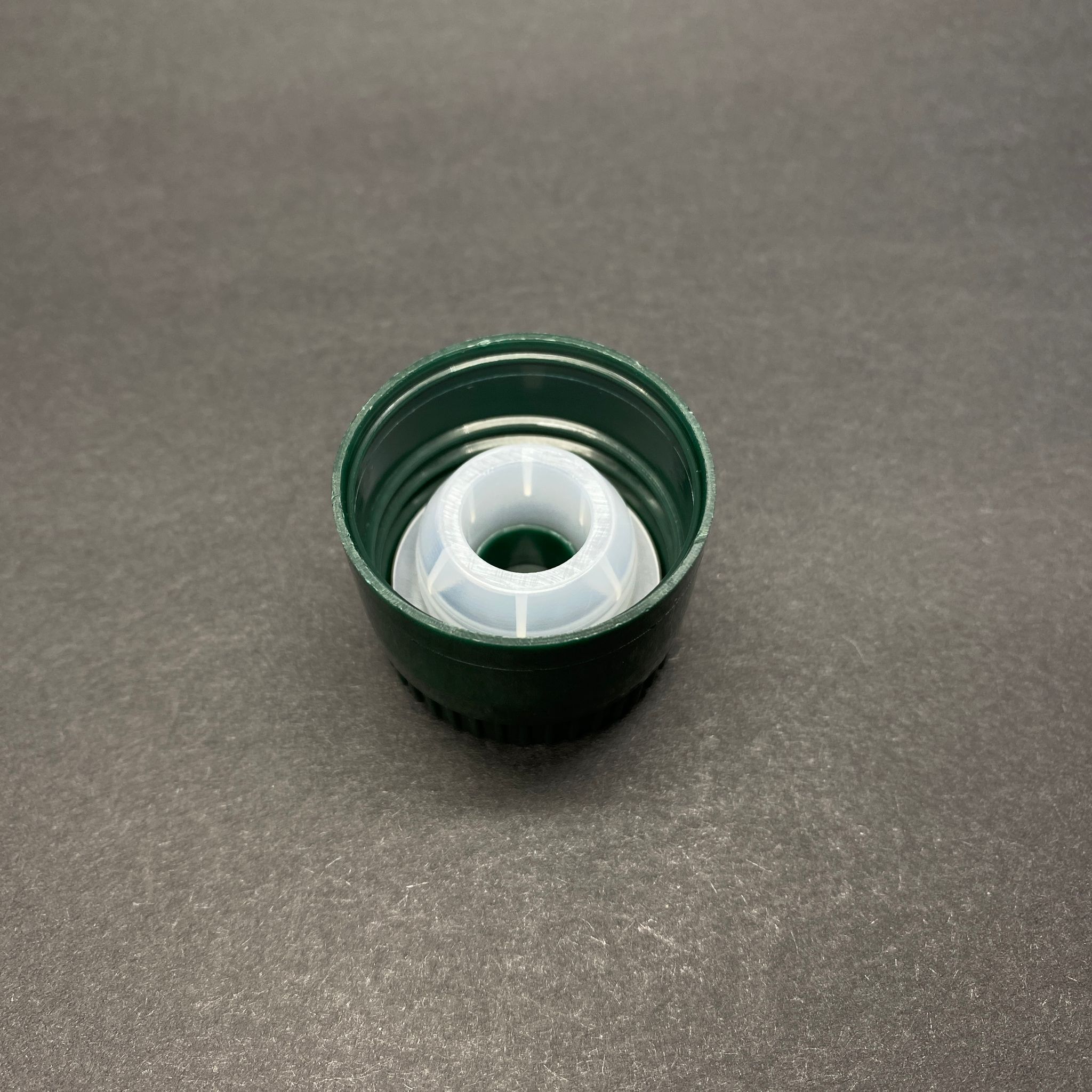 31 MM VİDALI KİLİTLİ YEŞİL PLASTİK KAPAK - AKITICILI (ZEYTİNYAĞ KAPAK - AKITICILI)  - 31,5/24 DROP STOP PLASTİK KAPAK