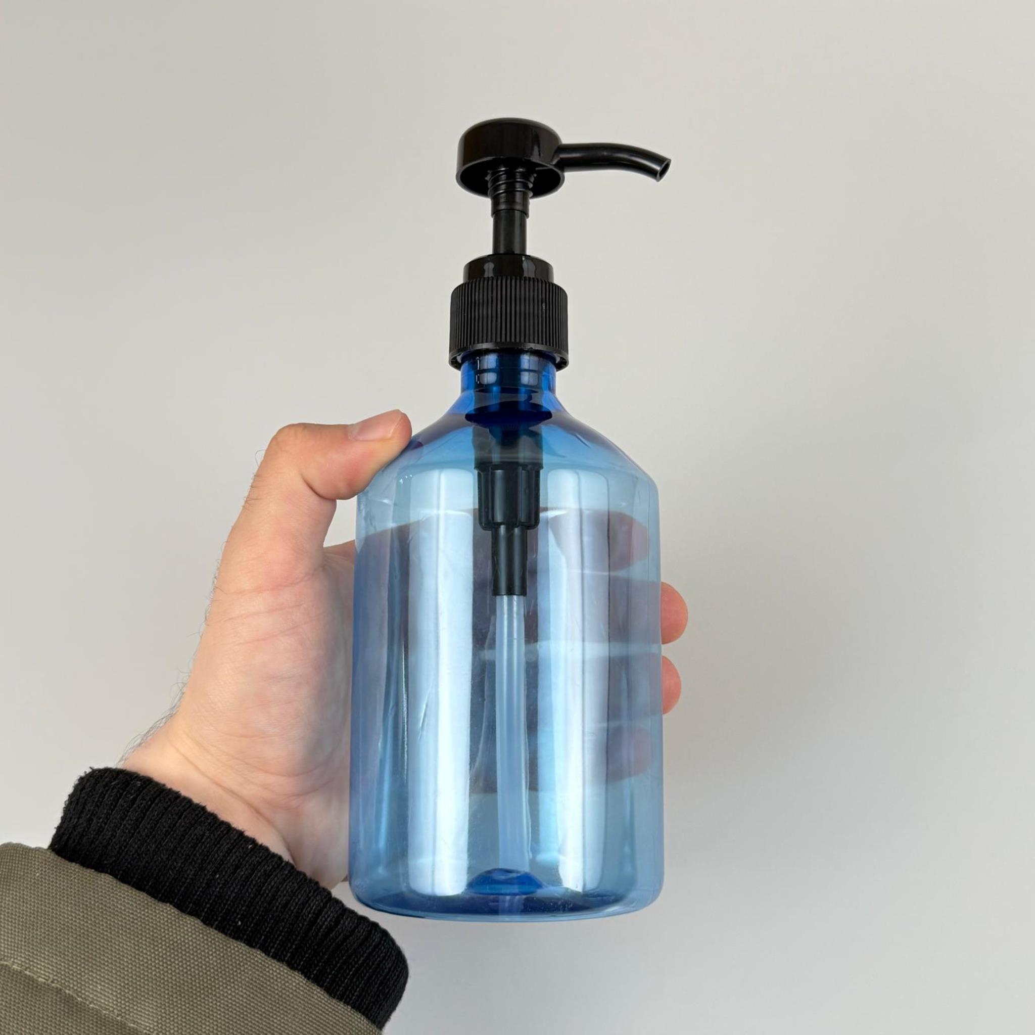 500 CC PET MAVİ KÜT MODEL ŞİŞE - SİYAH DOZAJ POMPALI (HER BASMADA 4 CC SIVI ATAR)  - 0,5 LT POMPALI ŞİŞE - ŞURUP, ŞAMPUAN, KREM GİBİ YOĞUN KIVAMLI SIVILARDA KULLANILIR