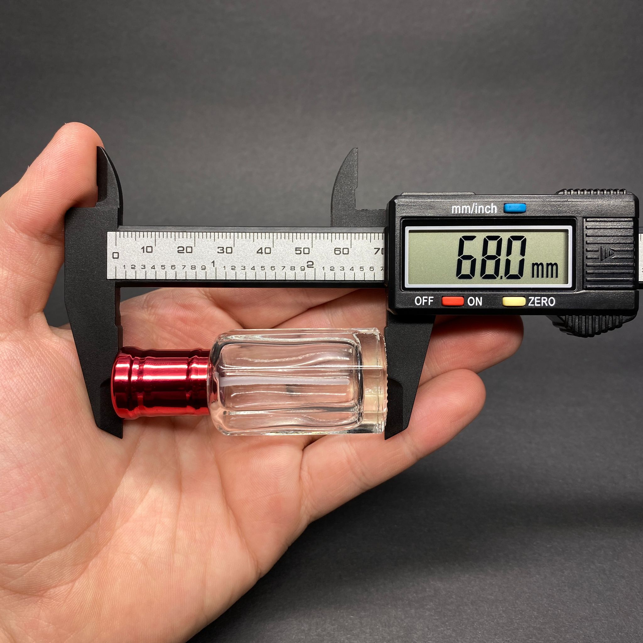 12 CC ÇUBUKLU ESANS ŞİŞESİ -  HACI MİSİ , AROMATİK YAĞ , KOKU , PARFÜM İÇİN SÜRÜLEBİLİR 12 ML CAM ŞİŞE - KIRMIZI KAPAKLI