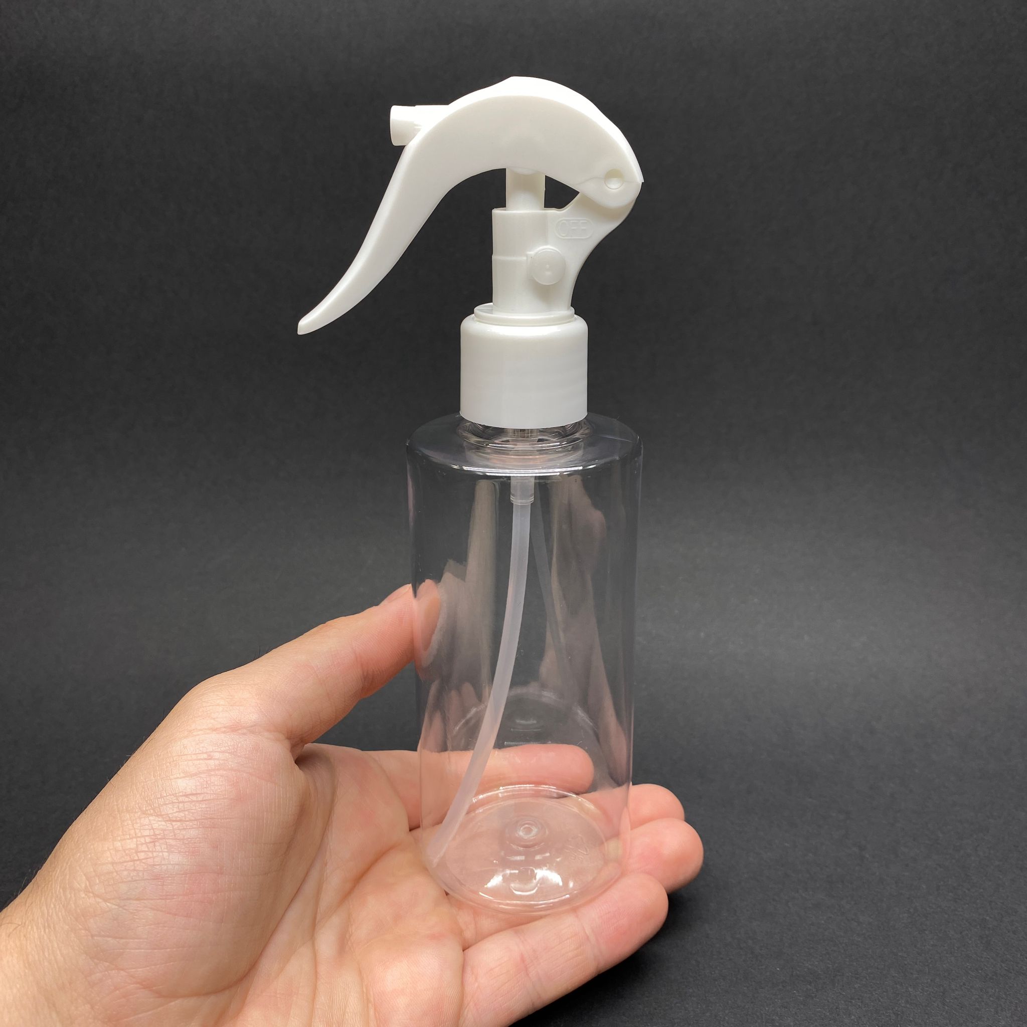 200 CC SİLİNDİR KESKİN KÜT MODEL SERT (25 GR) PET ŞİŞE - BEYAZ TRİGER SPREYLİ (DUMAN ŞEKLİNDE PÜSKÜRTÜR, ODA KOKUSU İÇİN SPREYLİ PET ŞİŞE ) - AĞIZ ÇAPI 24 MM - ŞEFFAF