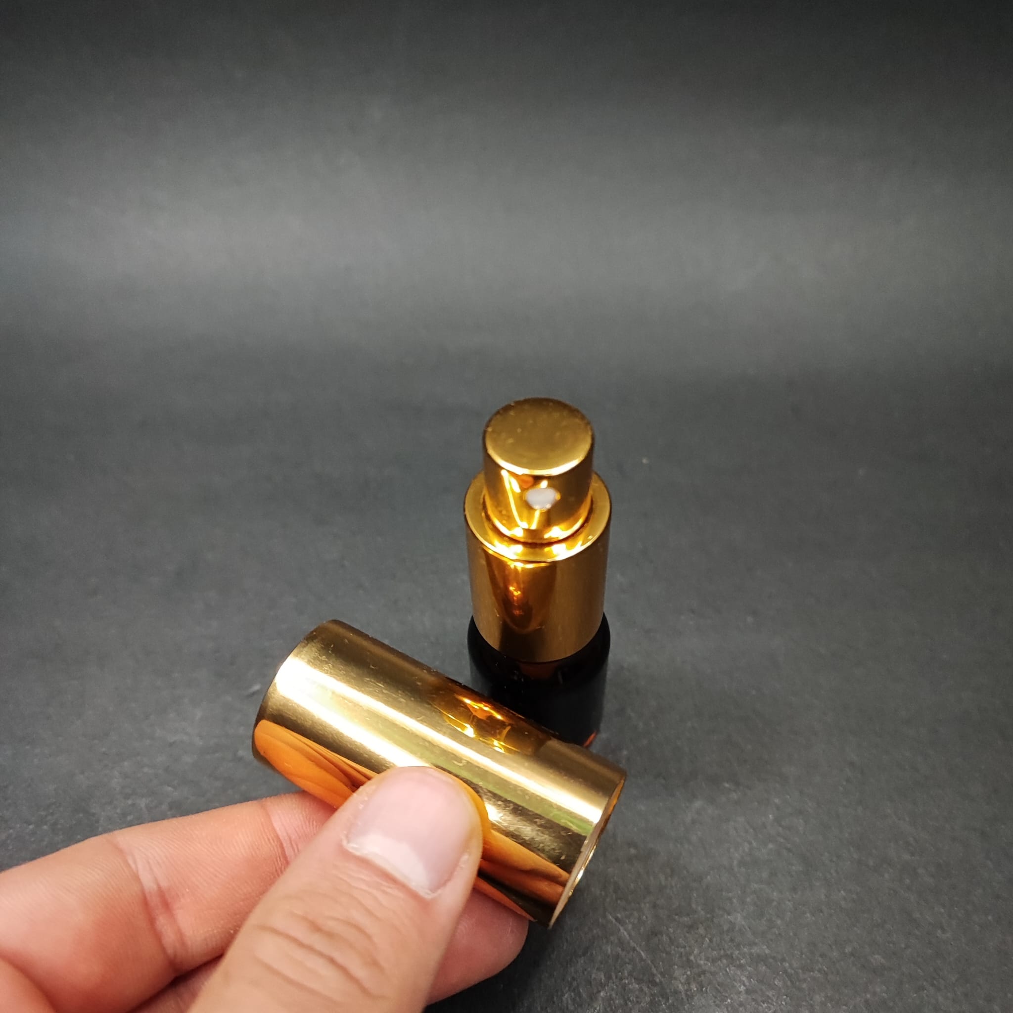 3 ML LÜKS VİDALI VALF ÇEVİRME PARFÜM ŞİŞELERİ - 3 CC AMBER CAM ŞİŞE - GOLD METAL SPREYLİ KAPAKLI SET