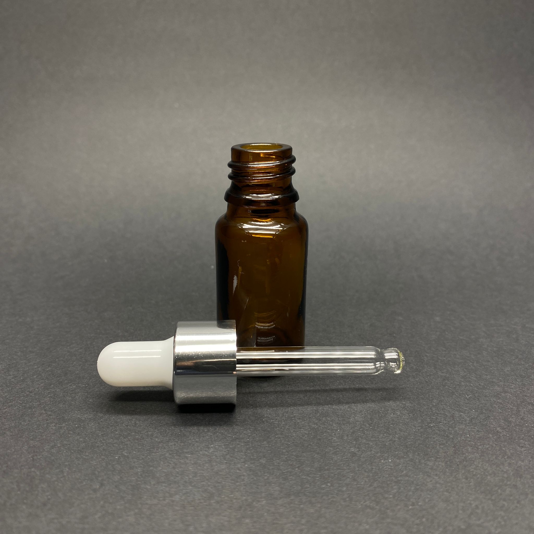 10 CC AMBER CAM DAMLALIKLI ŞİŞE - BEYAZ EMZİK - GÜMÜŞ METALİK KAPAK - 10 ML KAHVERENGİ CAM DAMLALIKLI ŞİŞE