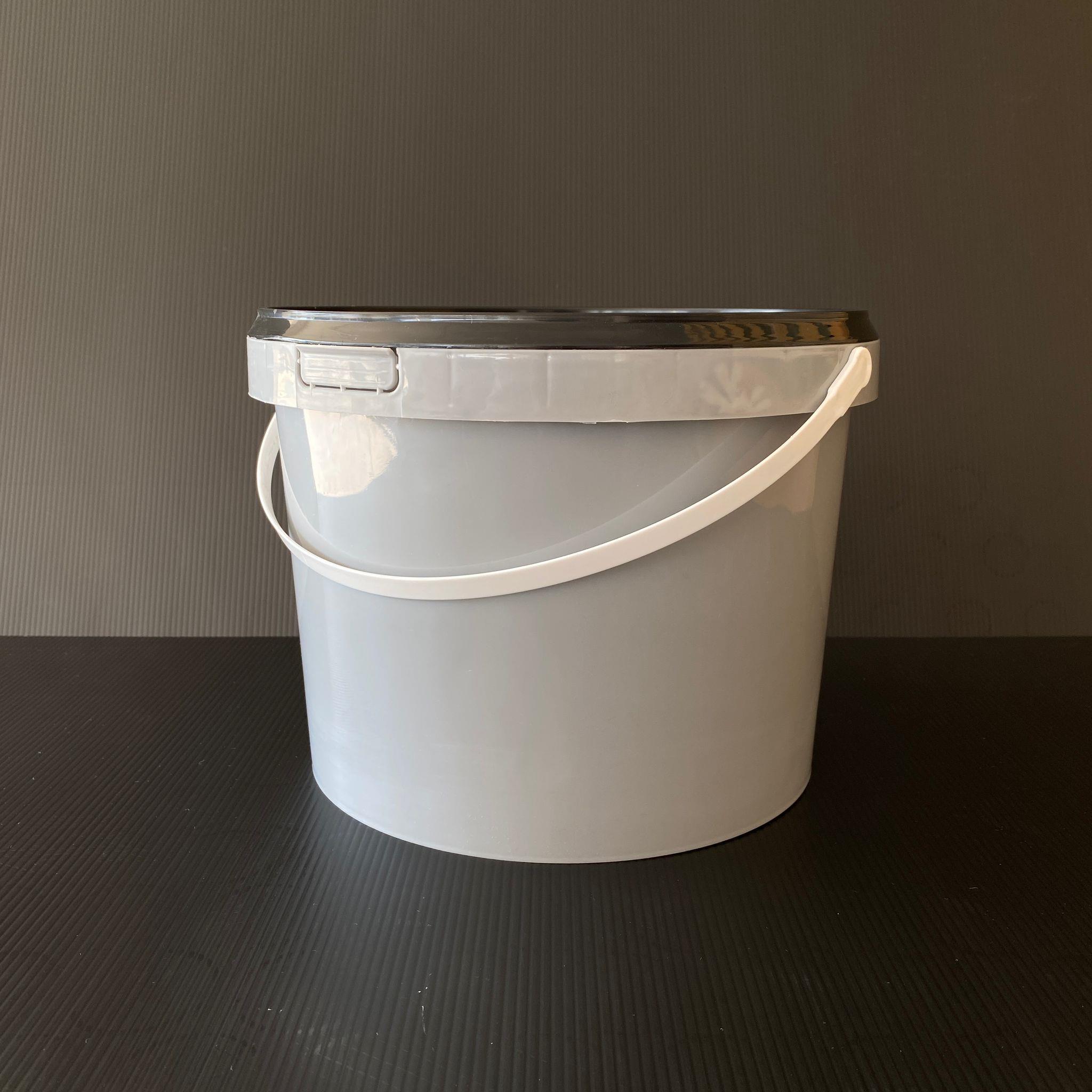 7,5 LİTRE PLASTİK KOVA - GRİ- 7,5 LT SAPLI GIDAYA UYGUN SIZDIRMAZ KİLİTLİ SİYAH KAPAKLI KOVA - BAL KOVASI, YOĞURT KOVASI, KİMYASAL KOVASI, BOYA KOVASI, TAHİN PEKMEZ KOVASI, ZEYTİN KOVASI VB ALANLARDA KULLANILABİLİR.