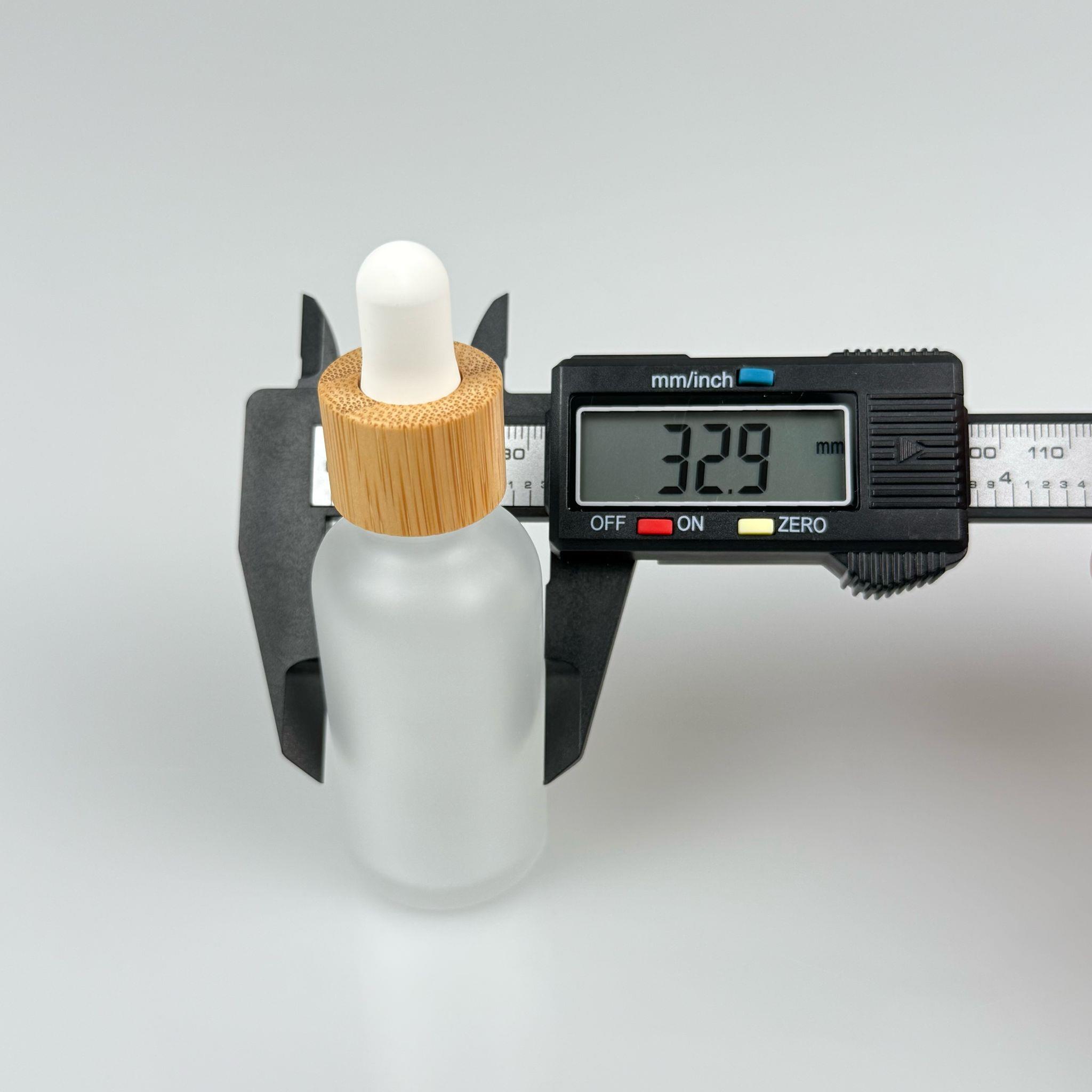 30 CC BUZLU CAM DAMLALIKLI ŞİŞE - BEYAZ EMZİK - BAMBU AHŞAP KAPAK - 30 ML BAMBU KAPAKLI CAM DAMLALIKLI ŞİŞE