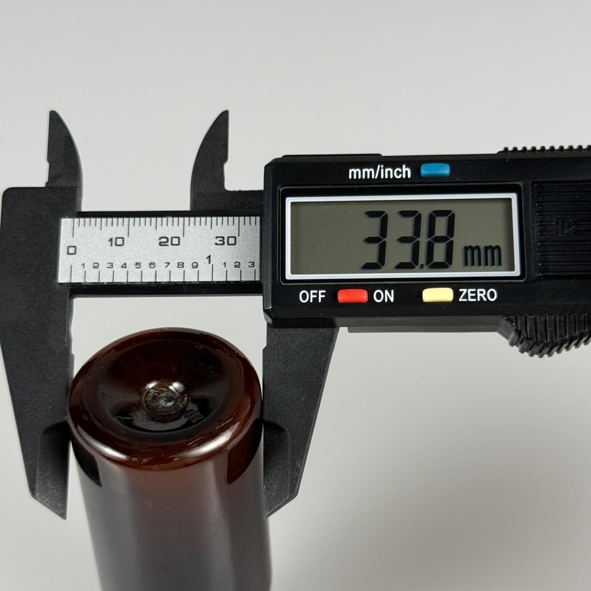 50 CC AMBER SERT MODEL PET ŞİŞE (24 AĞIZ) + KÖPÜK CONTALI SİYAH METAL ALÜMİNYUM KAPAK + KOLONYA TIPALI TAKIM - 50 ML KAPAKLI KAHVERENGİ PLASTİK ŞİŞELER