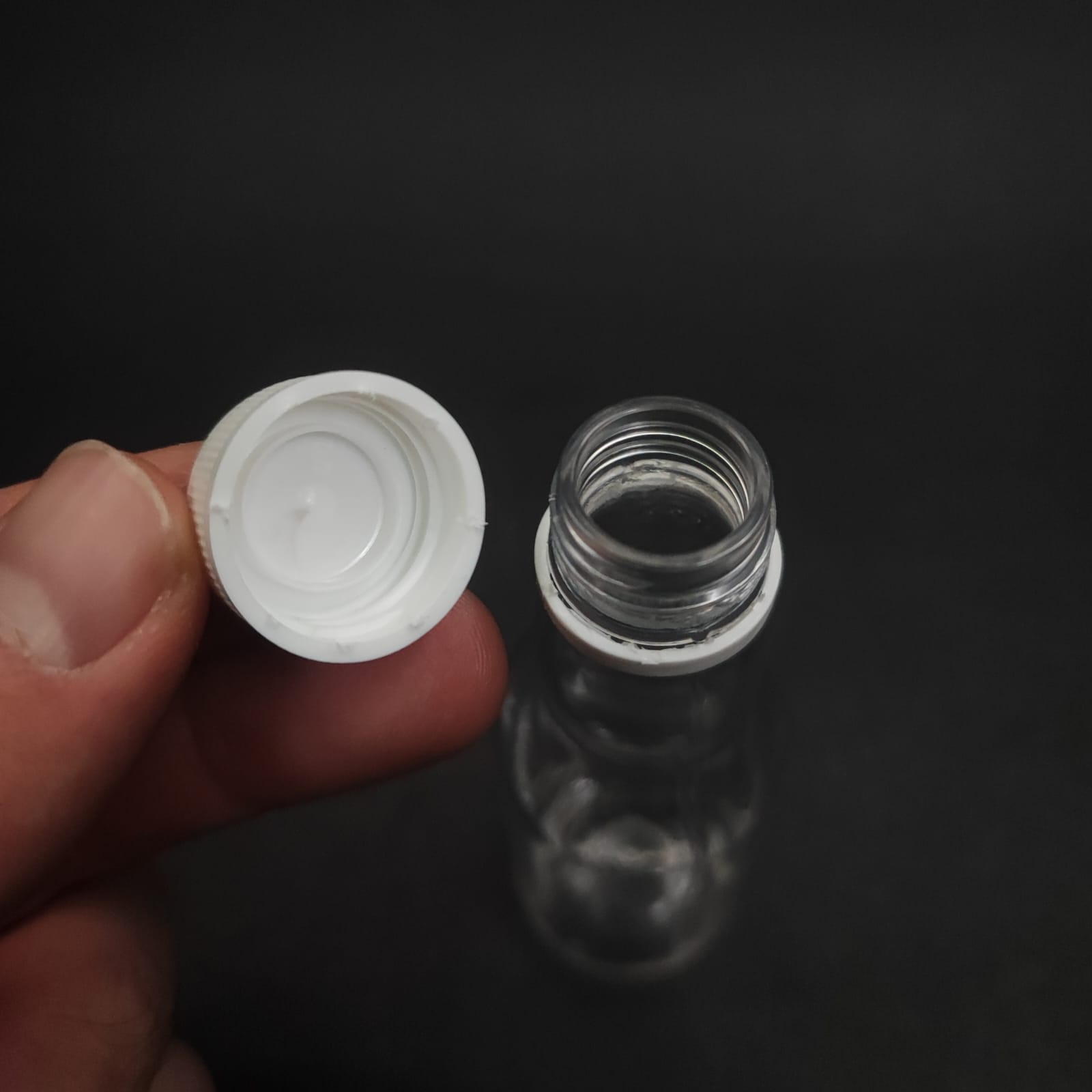 40 CC PET SHOT ŞİŞESİ  - KİLİTLİ BEYAZ KAPAKLI KOLAJEN ŞİŞESİ - 40 ML BOĞAZLI PLASTİK ŞİŞE - ŞEFFAF (KİLİTLİ KAPAK SERTÇE BASTIRARAK KAPANIR)