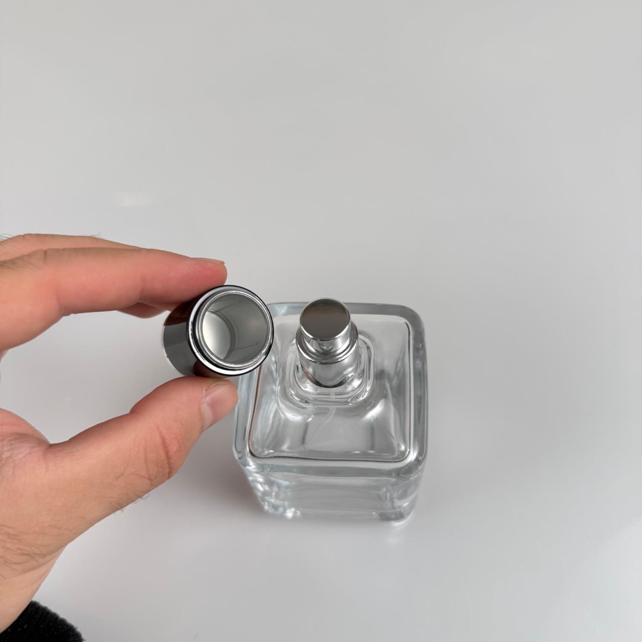 100 ML KARE MODEL LURA PARFÜM ŞİŞESİ - GÜMÜŞ METAL SPREYLİ + GÜMÜŞ SİYAH KAPAKLI (AĞIZ 15 MM GEÇME KOLAY KAPAMA)