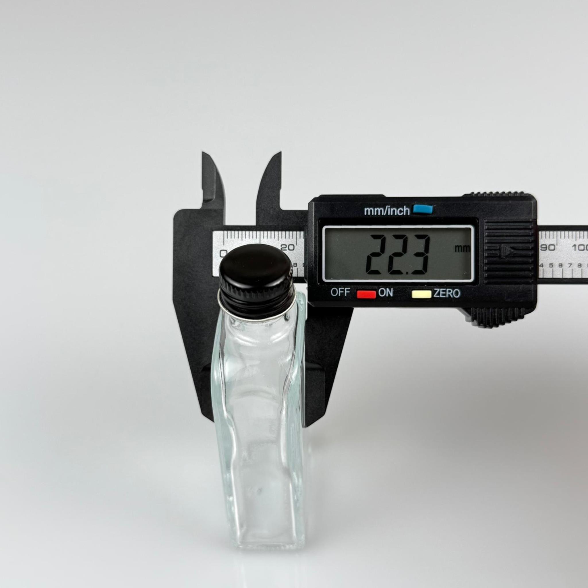 40 CC YASSI DİKDÖRTGEN CAM ŞİŞE - SİYAH METAL KAPAKLI KOLONYA TIPALI - 40 ML PRESTİJLİ ŞİŞE