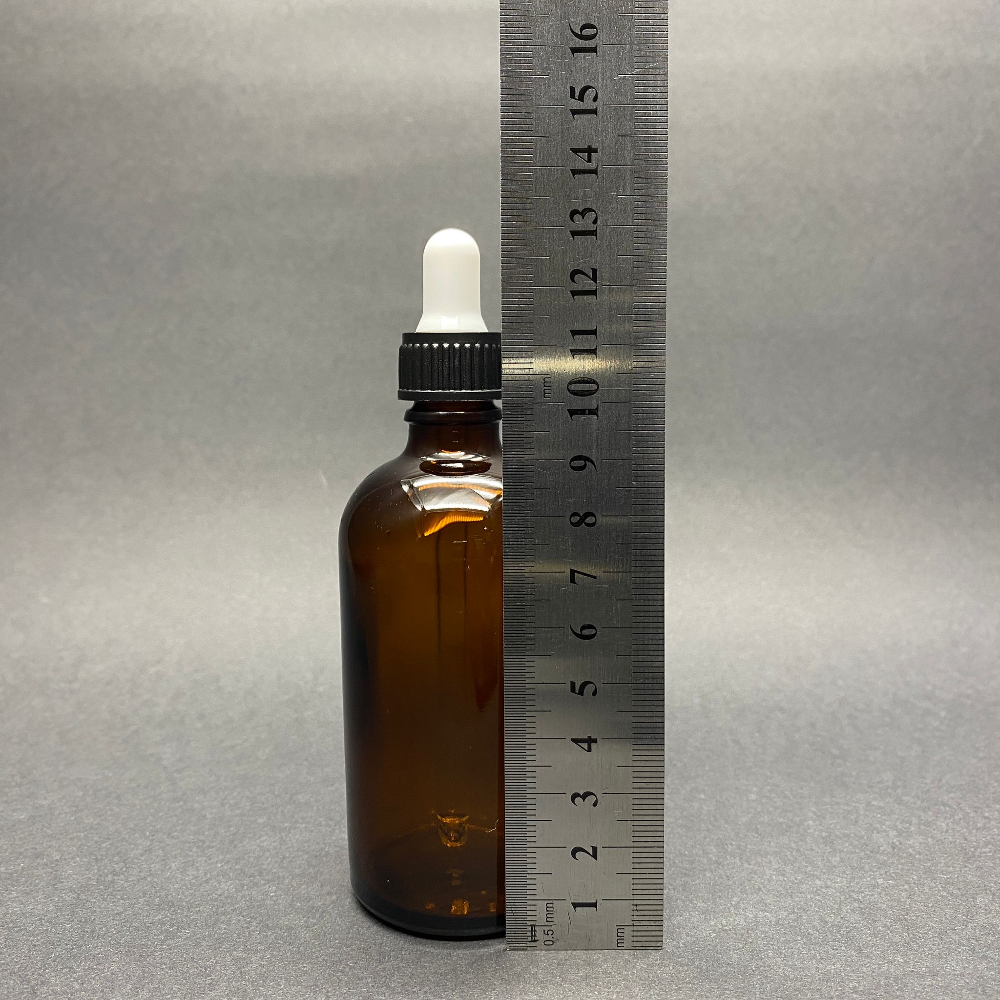 100 CC AMBER CAM DAMLALIKLI ŞİŞE - BEYAZ EMZİK - SİYAH PLASTİK KAPAK - 100 ML KAHVERENGİ CAM DAMLALIKLI ŞİŞE