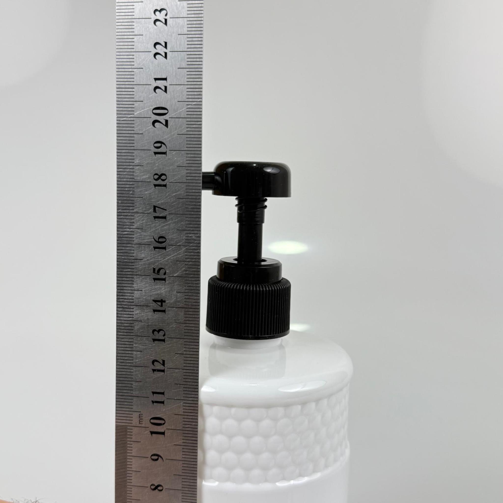 500 CC PET BEYAZ DESENLİ MODEL ŞİŞE - SİYAH DOZAJ POMPALI (HER BASMADA 4 CC SIVI ATAR)  - 0,5 LT POMPALI ŞİŞE - ŞURUP, ŞAMPUAN, KREM GİBİ YOĞUN KIVAMLI SIVILARDA KULLANILIR