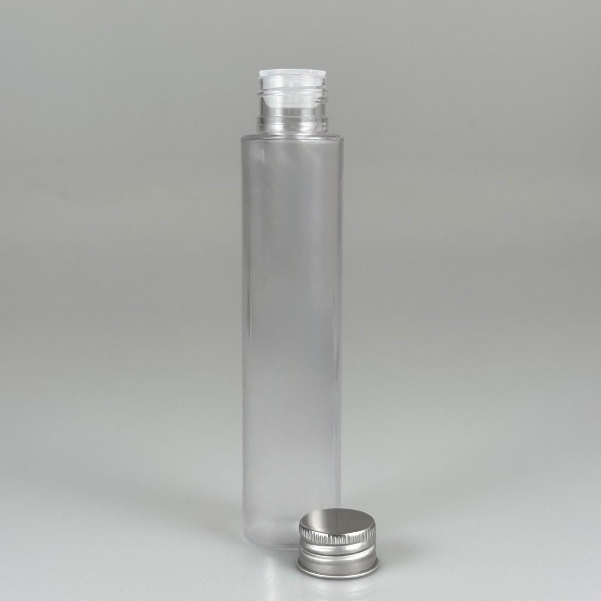 100 CC UZUN SİLİNDİR BUĞULU PET ŞİŞE ( 24 GR - 24 AĞIZ ) + KÖPÜK CONTALI GÜMÜŞ METAL ALÜMİNYUM KAPAK + KOLONYA TIPALI TAKIM - 100 ML BİBERİYE SUYU, LAVANTA YAĞI, SAÇ SERUM, TONİK VB İÇİN PLASTİK KOZMETİK AMBALAJLARI