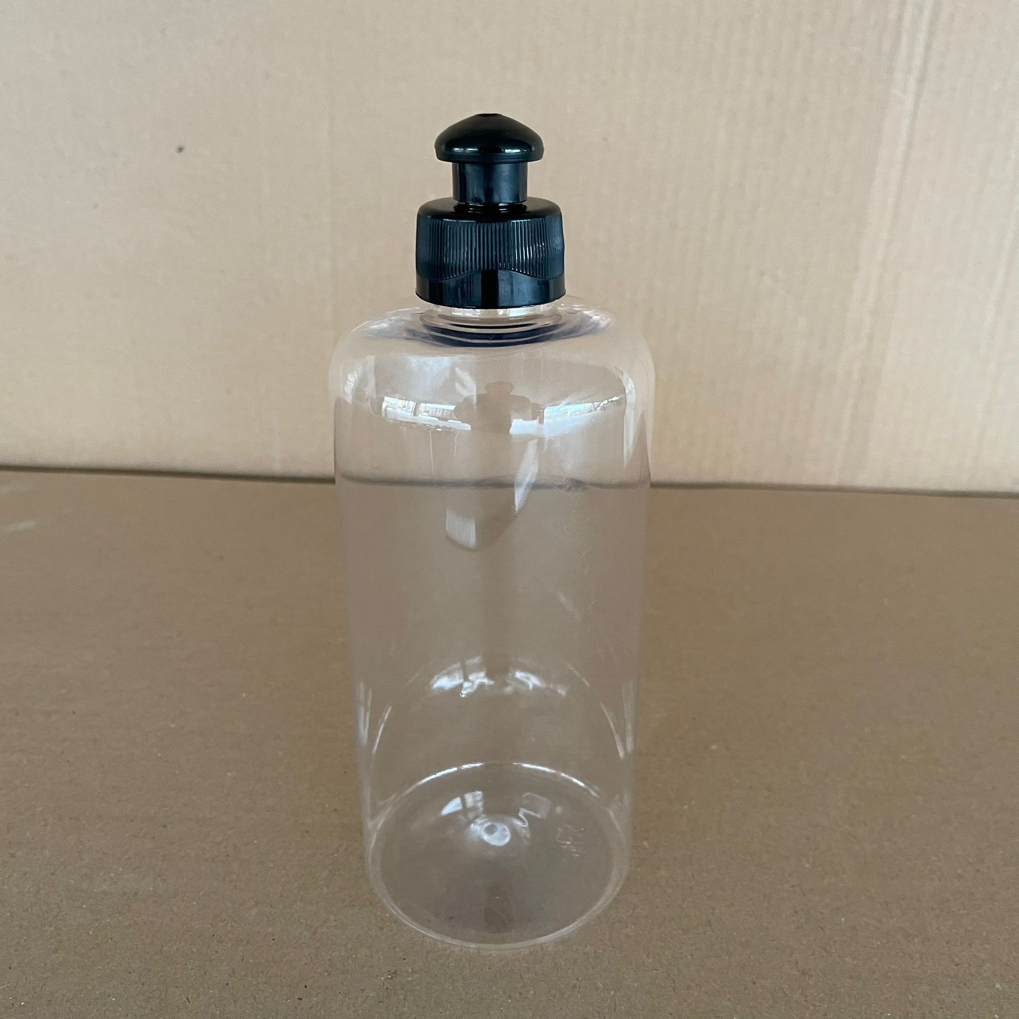 500 CC UZUN SİLİNDİR PET ŞİŞE KALIN (26 GR) - SİYAH PUSH-PULL KAPAKLI - 28 AĞIZ - 500 ML PET ŞİŞE