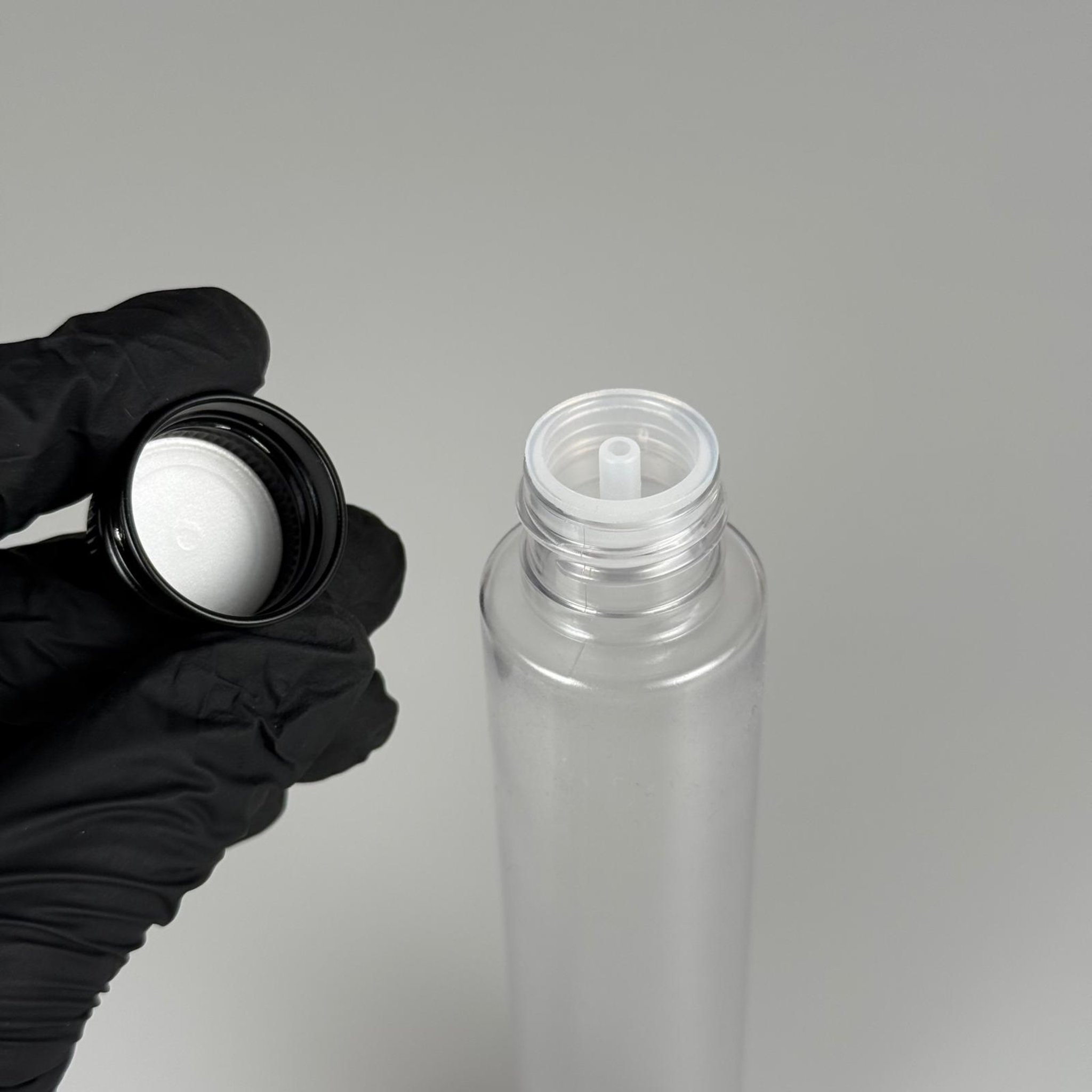 100 CC UZUN SİLİNDİR BUĞULU PET ŞİŞE ( 24 GR - 24 AĞIZ ) + KÖPÜK CONTALI SİYAH METAL ALÜMİNYUM KAPAK + KOLONYA TIPALI TAKIM - 100 ML BİBERİYE SUYU, LAVANTA YAĞI, SAÇ SERUM, TONİK VB İÇİN PLASTİK KOZMETİK AMBALAJLARI