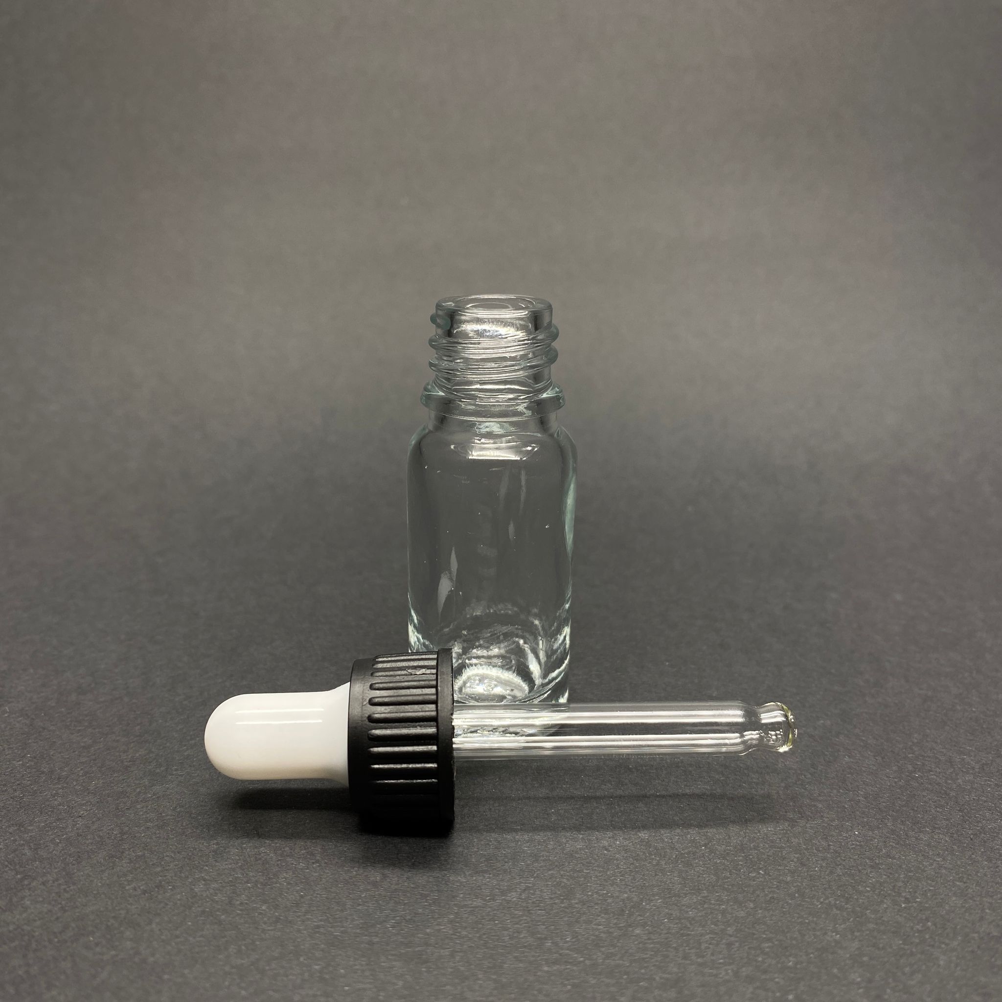 10 CC ŞEFFAF CAM DAMLALIKLI ŞİŞE - BEYAZ EMZİK - SİYAH PLASTİK KAPAK - 10 ML SAYDAM CAM DAMLALIKLI ŞİŞE