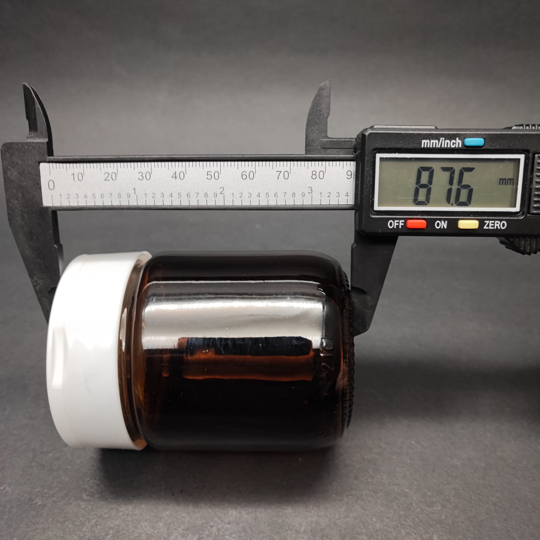 210 CC AMBER CAM BAHARAT KAVANOZU - BEYAZ FLİPTOP BAHARAT KAPAKLI + SIZDIRMAZ KENDİNDEN YAPIŞKANLI KÖPÜK CONTALI -  toz kavanozu , baharat ambalajı , boş pudra şişesi . tuzluk , baharat düzenleyici set için kavanoz