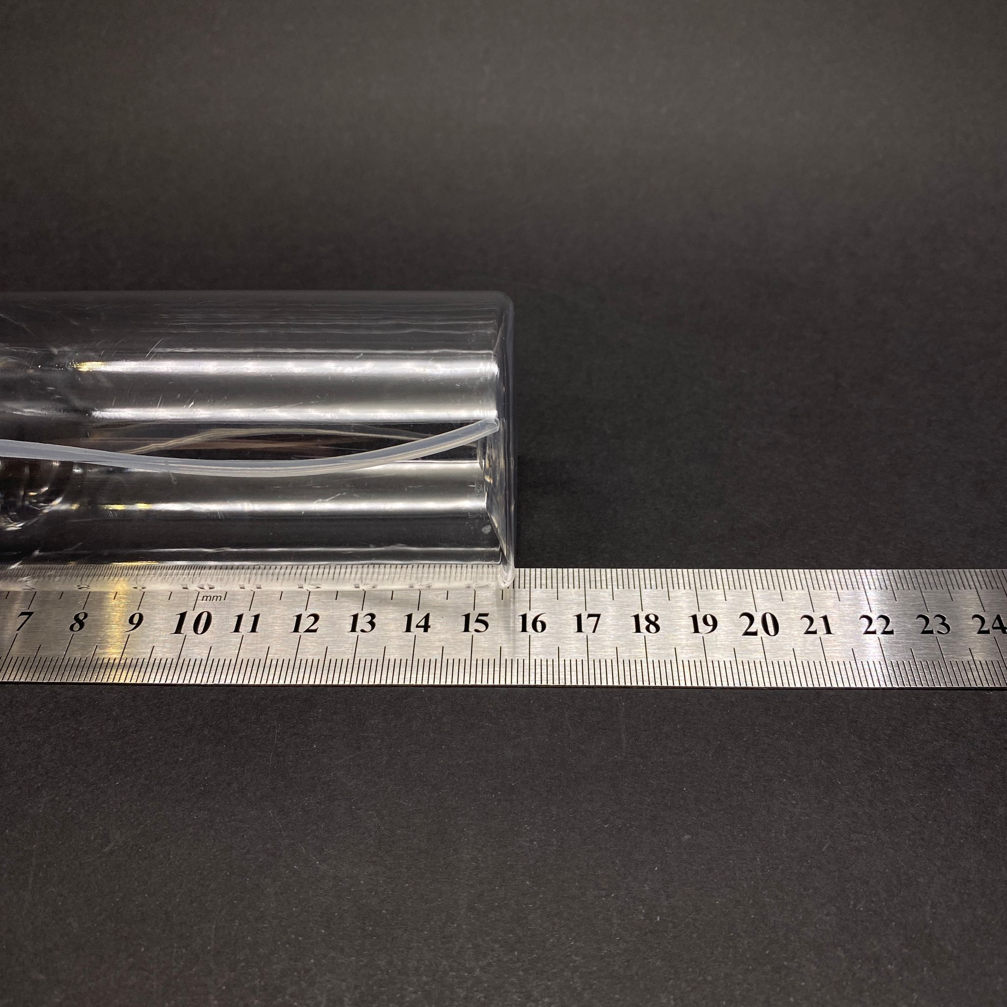 200 CC SİLİNDİR KESKİN KÜT MODEL SERT (25 GR) PET ŞİŞE - GOLD METALİK SPREYLİ - AĞIZ ÇAPI 24 MM - ŞEFFAF